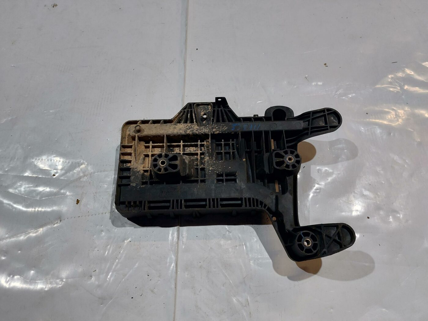 Akumulatora pamatnes kronšteins priekš VW JETTA 2008 2 Akumulatora pamatnes kronšteins priekš VW JETTA 2008