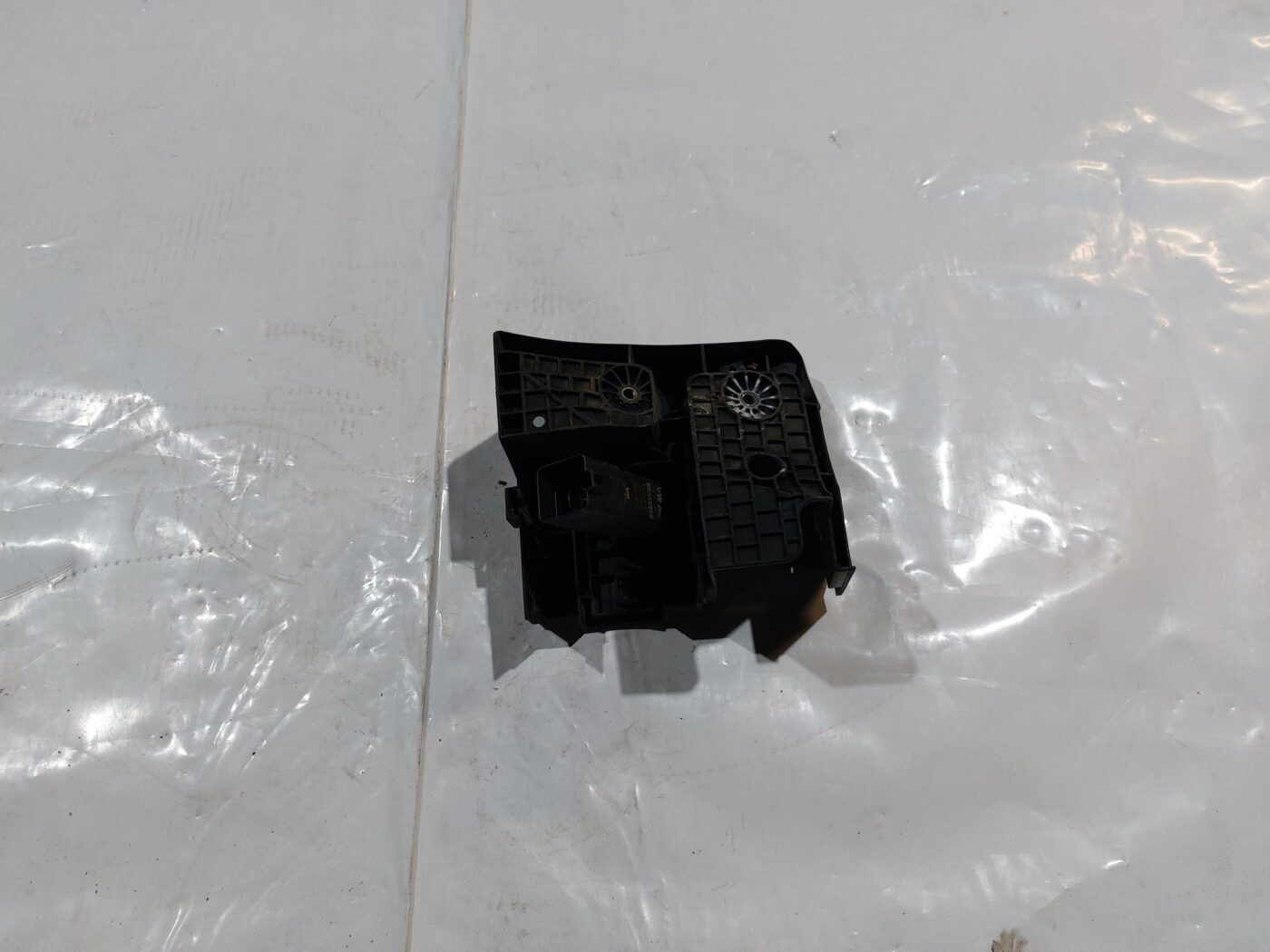 Drošinātāju kārbas korpuss priekš VW JETTA 2008 1 Drošinātāju kārbas korpuss priekš VW JETTA 2008