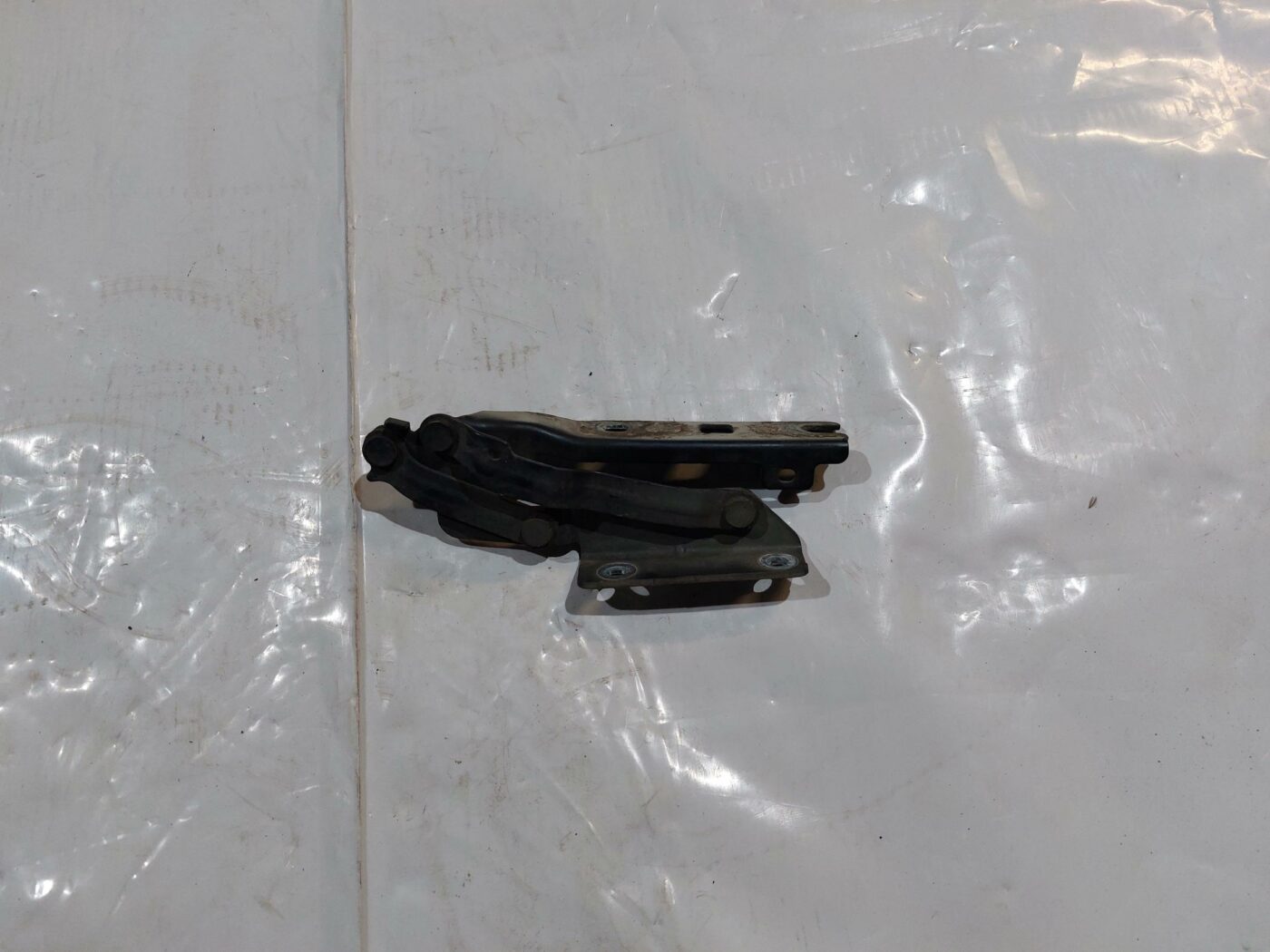 Pārsega eņģe, pa labi priekš VW JETTA 2008 1 Pārsega eņģe, pa labi priekš VW JETTA 2008