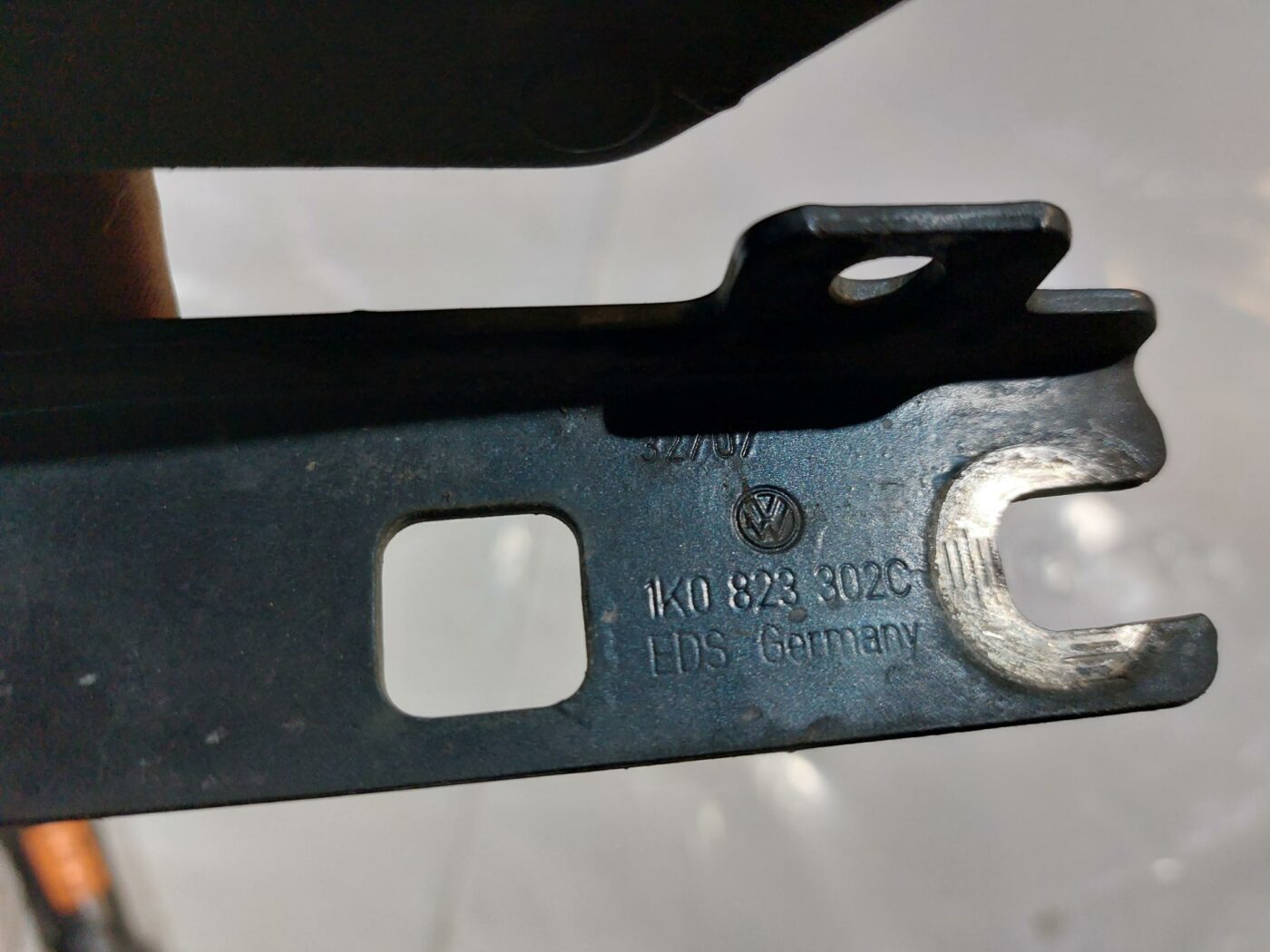 Pārsega eņģe, pa labi priekš VW JETTA 2008 2 Pārsega eņģe, pa labi priekš VW JETTA 2008