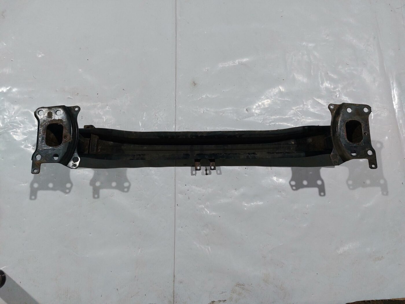 Priekšējā bufera pastiprinātājs priekš VW JETTA 2008 2 Priekšējā bufera pastiprinātājs priekš VW JETTA 2008