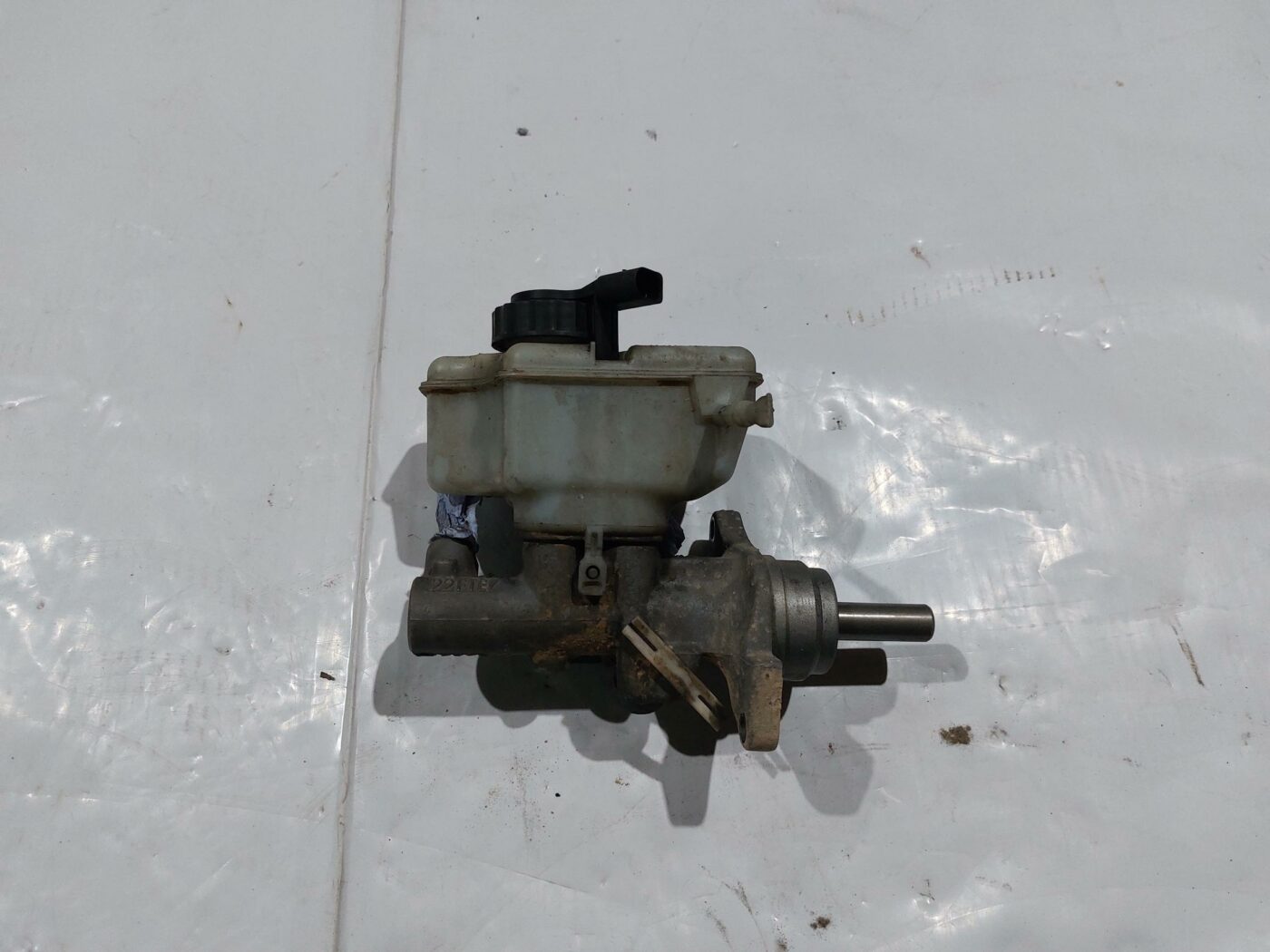 Bremžu pastiprinātāja galvenais cilindrs priekš VW JETTA 2008 2 Bremžu pastiprinātāja galvenais cilindrs priekš VW JETTA 2008