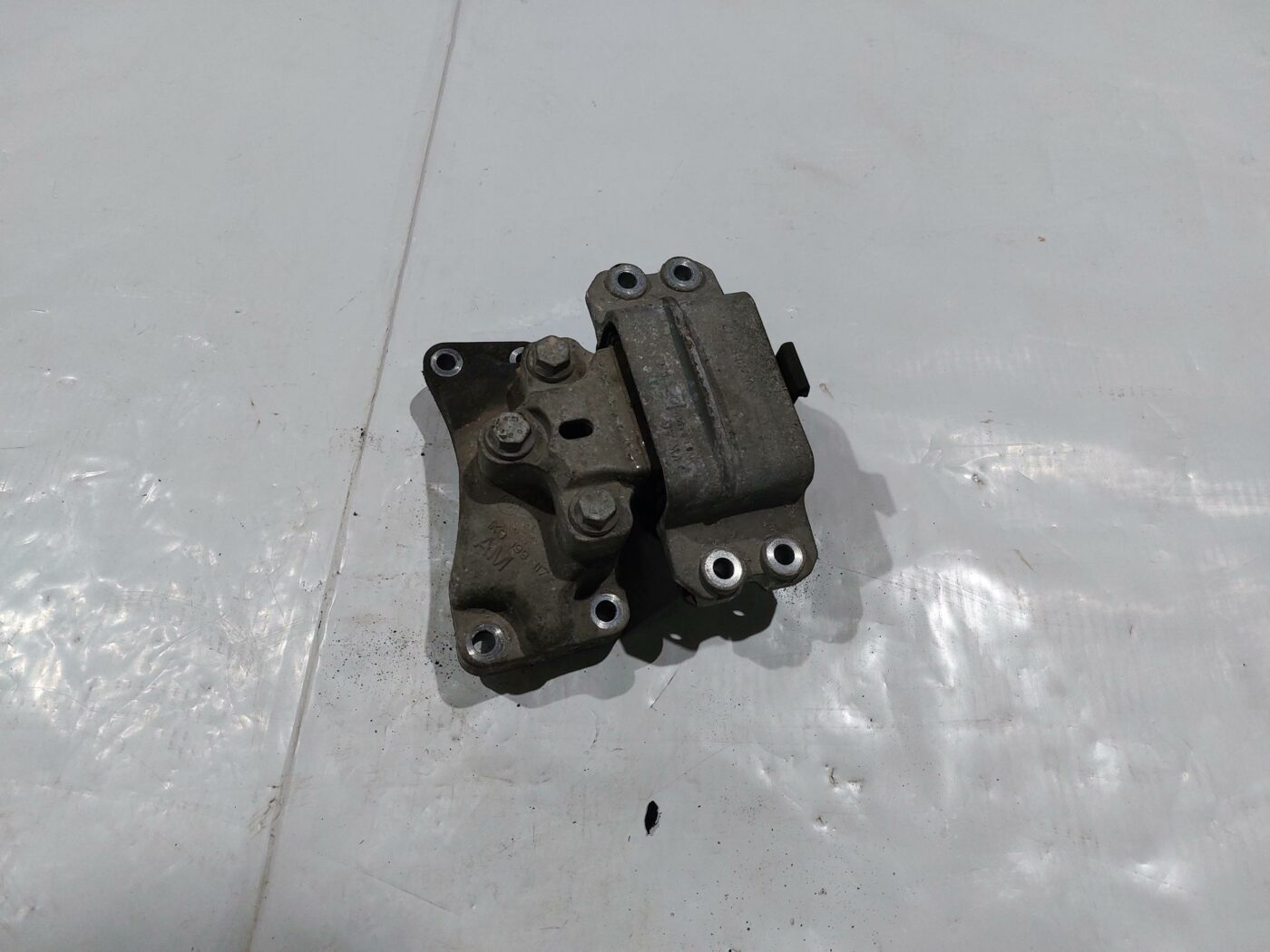 Ātrumkārbas kronšteins priekš VW JETTA 2008 1 Ātrumkārbas kronšteins priekš VW JETTA 2008