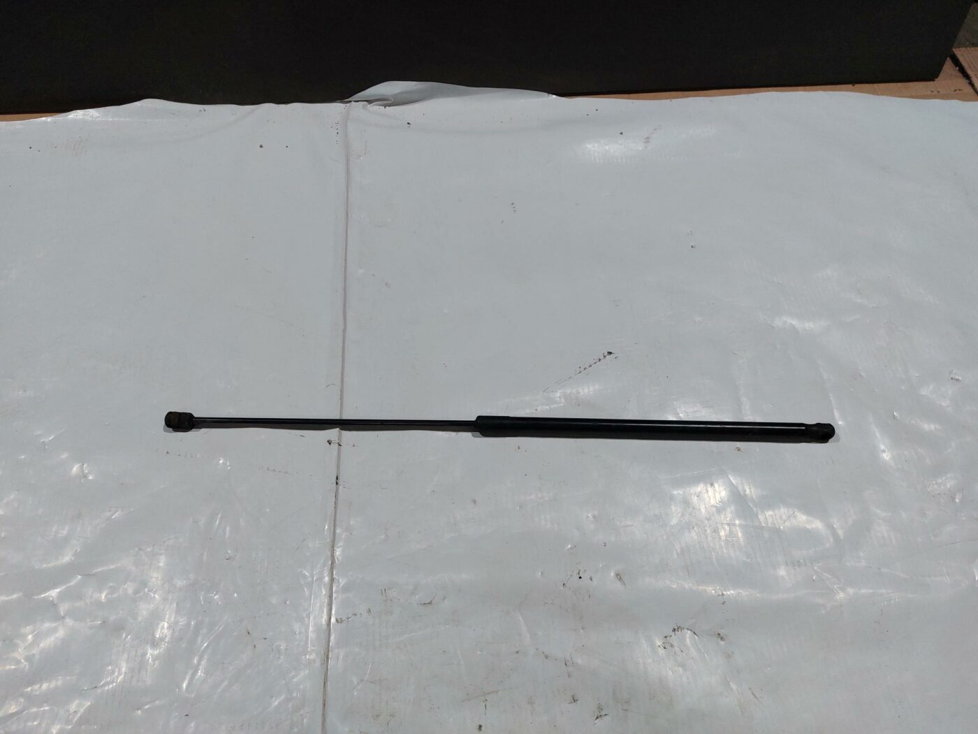 Pārsega amortizators priekš VW JETTA 2008 1 Pārsega amortizators priekš VW JETTA 2008