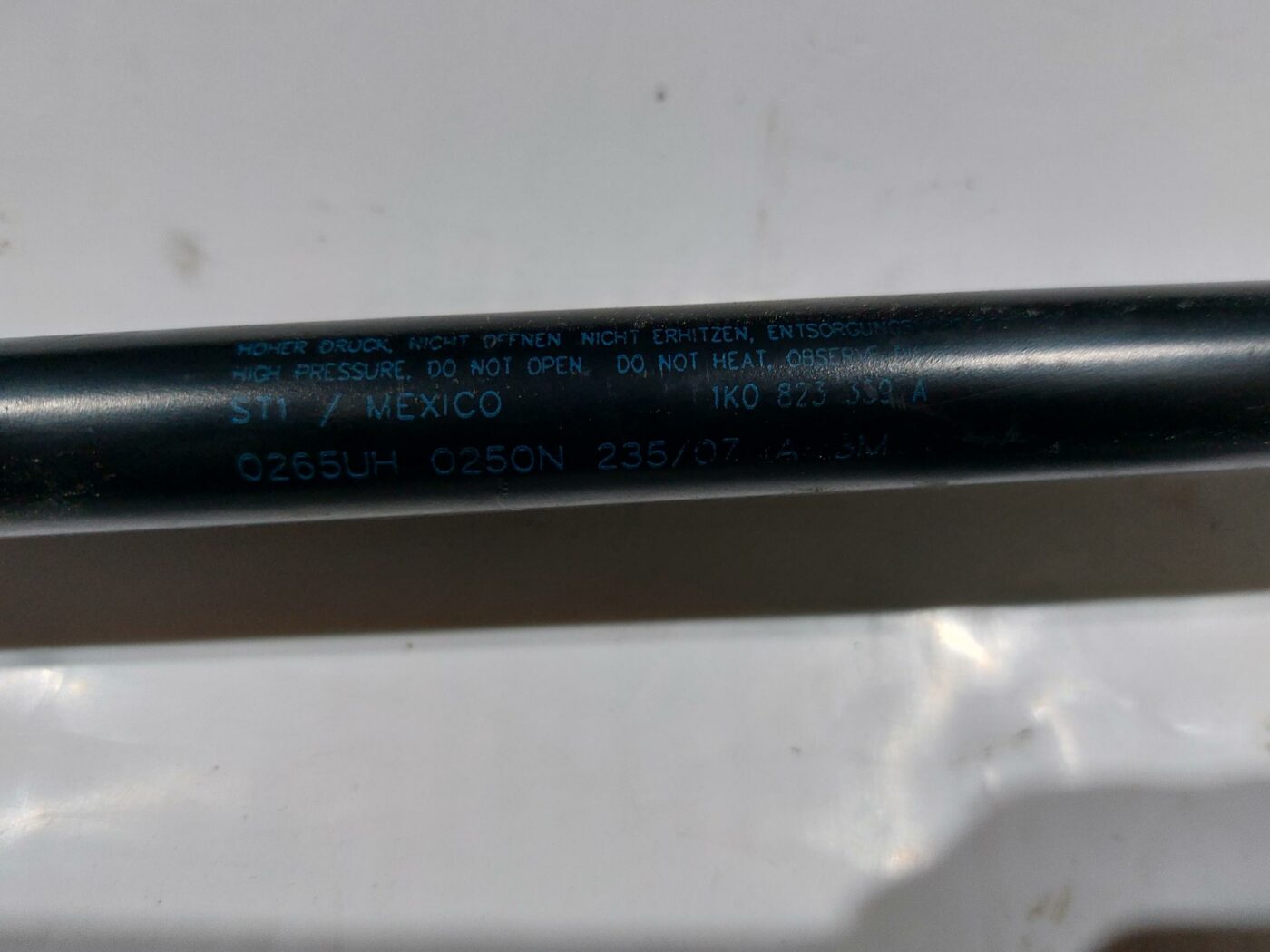 Pārsega amortizators priekš VW JETTA 2008 2 Pārsega amortizators priekš VW JETTA 2008