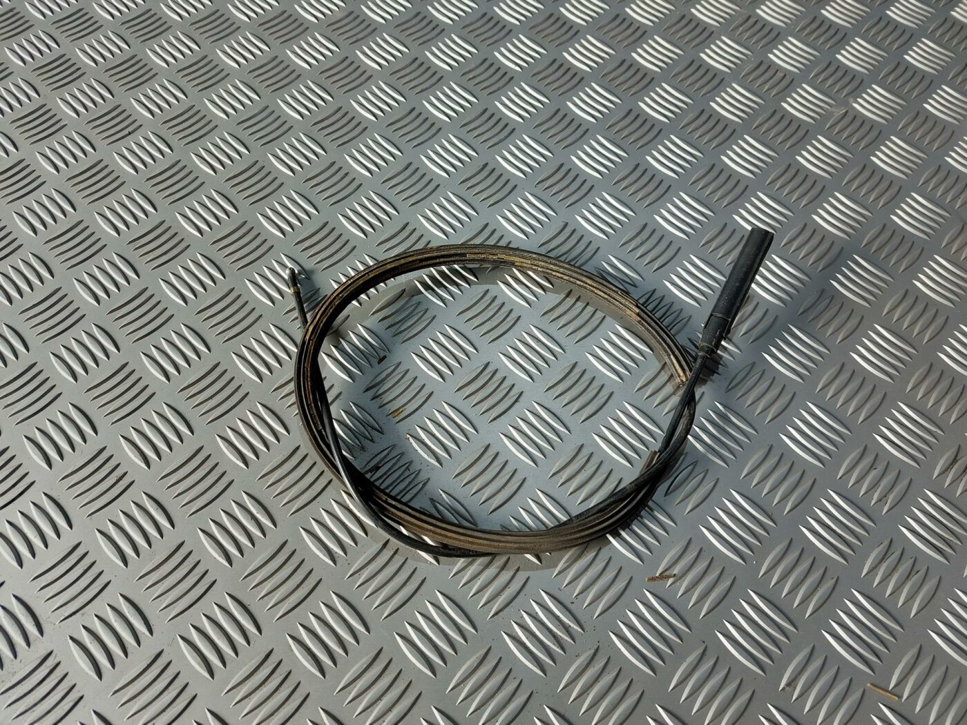 Pārsega slēdzenes trose priekš VW JETTA 2008 1 Pārsega slēdzenes trose priekš VW JETTA 2008