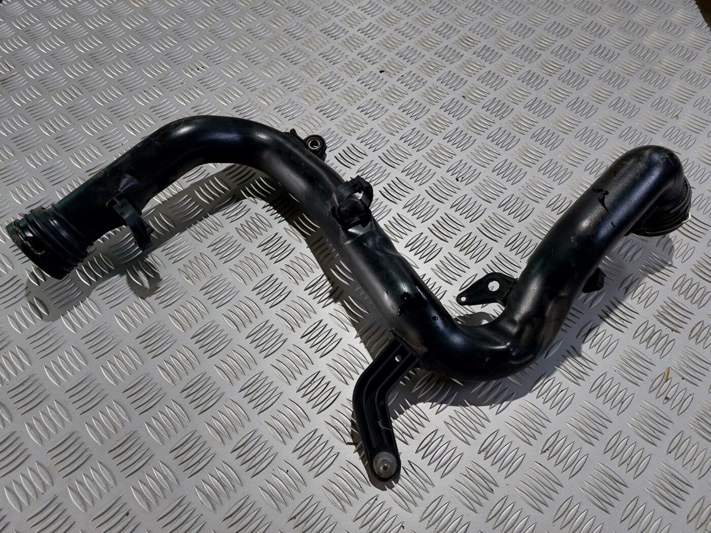 Interkulera caurule priekš VW JETTA 2008 1 Interkulera caurule priekš VW JETTA 2008