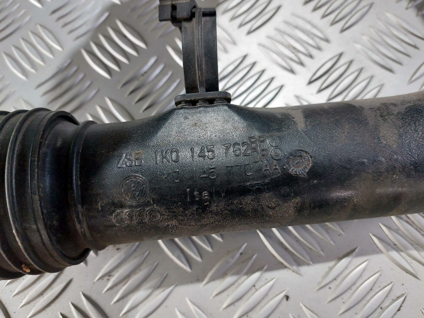 Interkulera caurule priekš VW JETTA 2008 2 Interkulera caurule priekš VW JETTA 2008