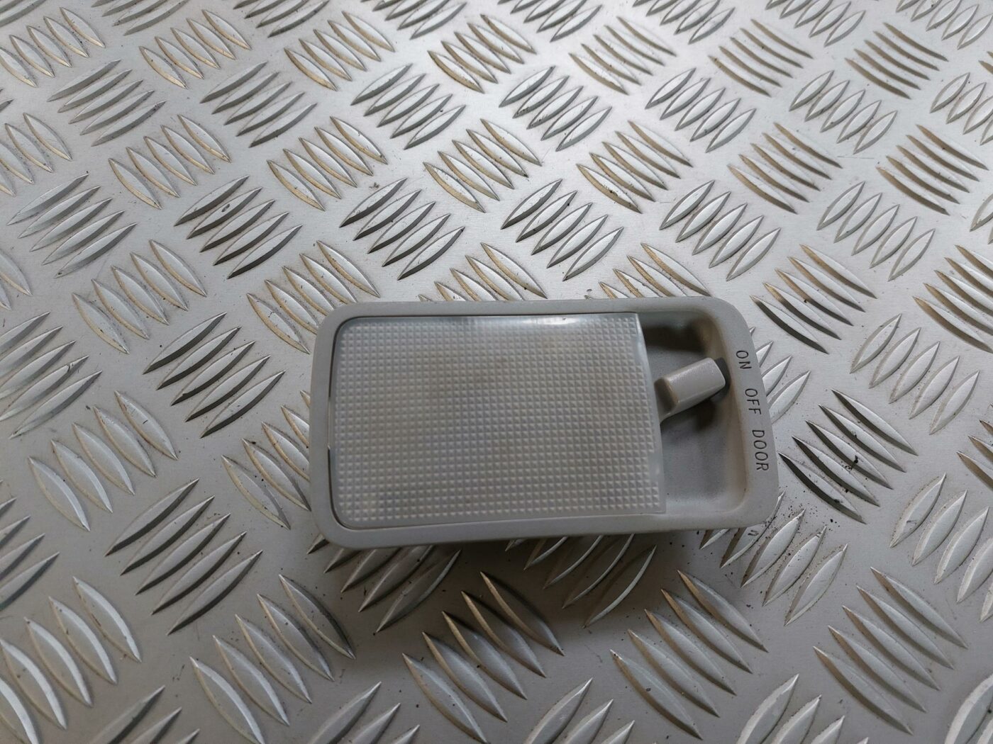 Aizmugurējo sēdvietu apgaismojums priekš TOYOTA COROLLA VERSO 2006 1 Aizmugurējo sēdvietu apgaismojums priekš TOYOTA COROLLA VERSO 2006