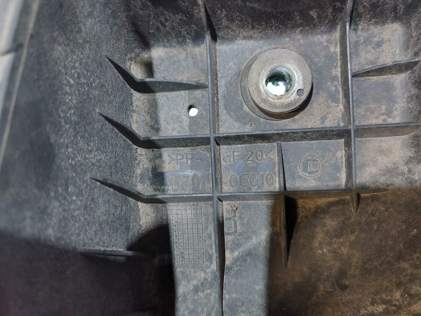 Gaisa filtra korpusa vāks priekš TOYOTA COROLLA VERSO 2006