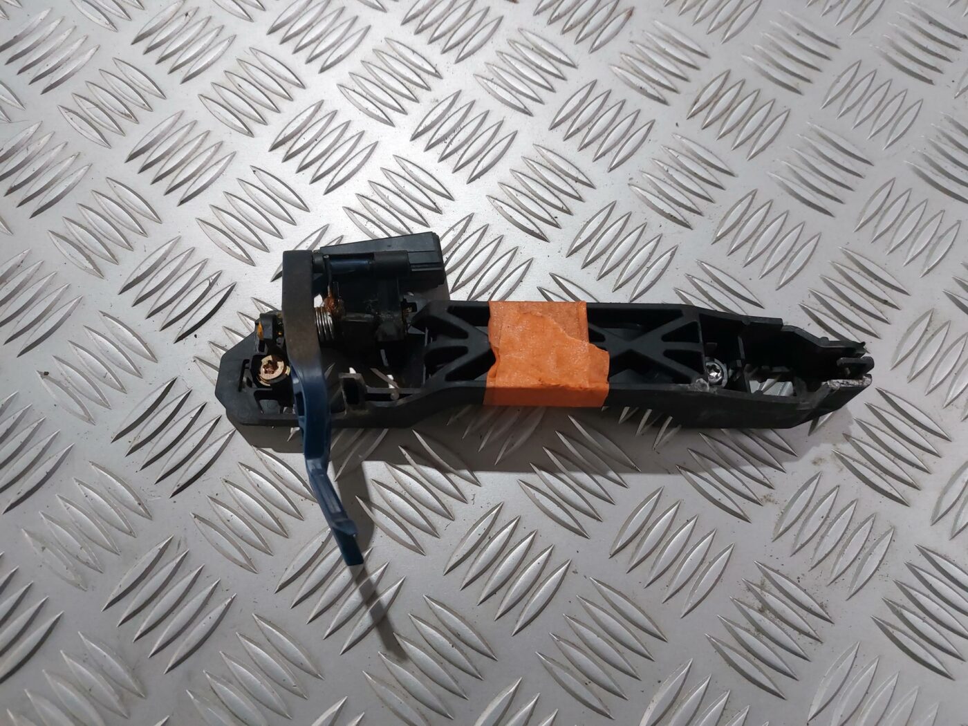 Durvju roktura iekšējais stiprinājums priekš TOYOTA COROLLA VERSO 2006 2 Durvju roktura iekšējais stiprinājums priekš TOYOTA COROLLA VERSO 2006