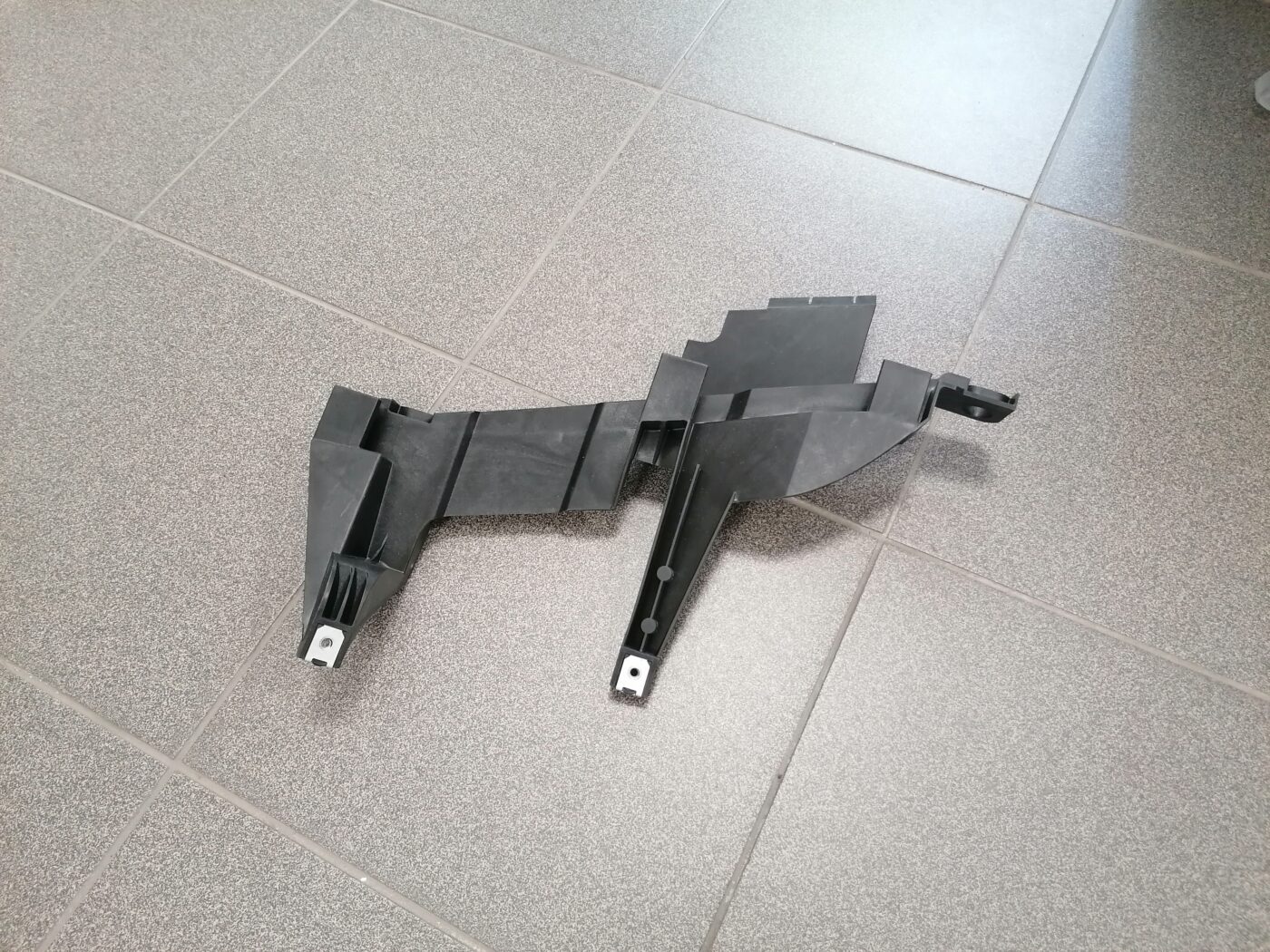 Priekšēja luktura kronšteins priekš BMW X3 E83 2003-2010 1301073024 2 Priekšēja luktura kronšteins priekš BMW X3 E83 2003-2010 1301073024