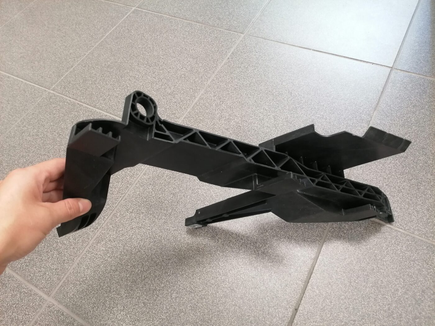 Priekšēja luktura kronšteins priekš BMW X3 E83 2003-2010 1301073024 3 Priekšēja luktura kronšteins priekš BMW X3 E83 2003-2010 1301073024