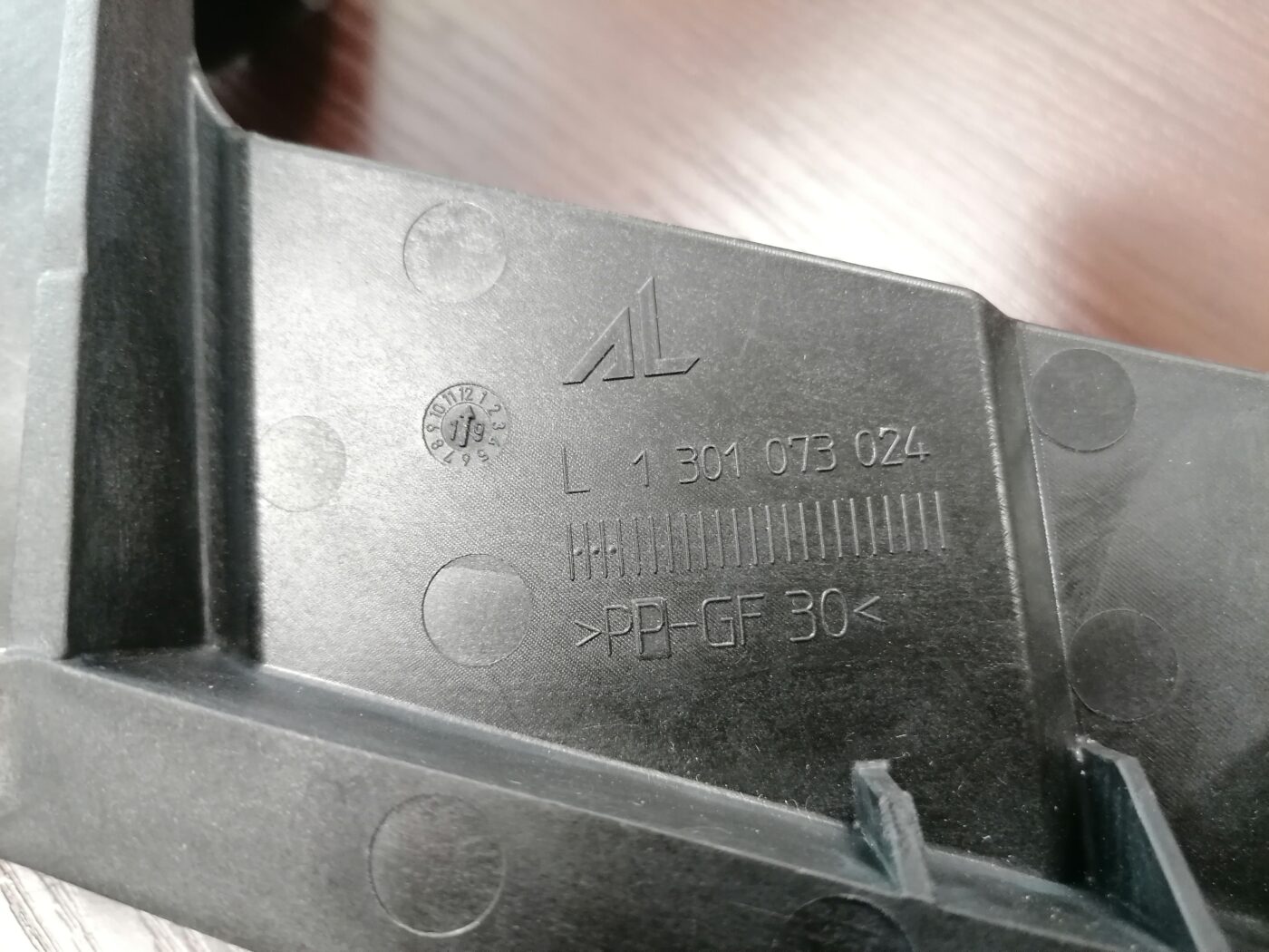 Priekšēja luktura kronšteins priekš BMW X3 E83 2003-2010 1301073024 4 Priekšēja luktura kronšteins priekš BMW X3 E83 2003-2010 1301073024