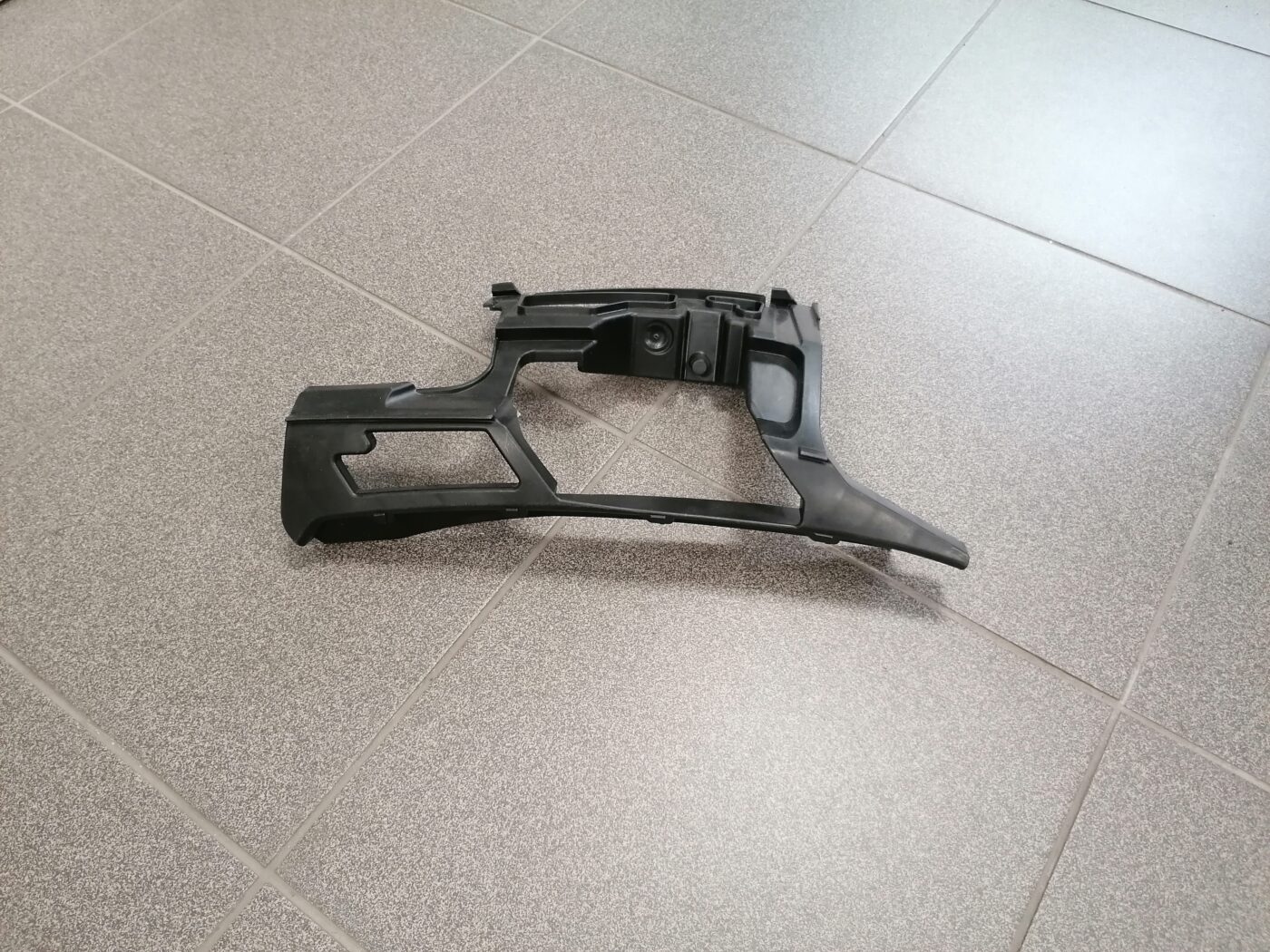 Priekšējā spārna un bufera stiprinājums priekš VW GOLF 2008-2013 2 Priekšējā spārna un bufera stiprinājums priekš VW GOLF 2008-2013