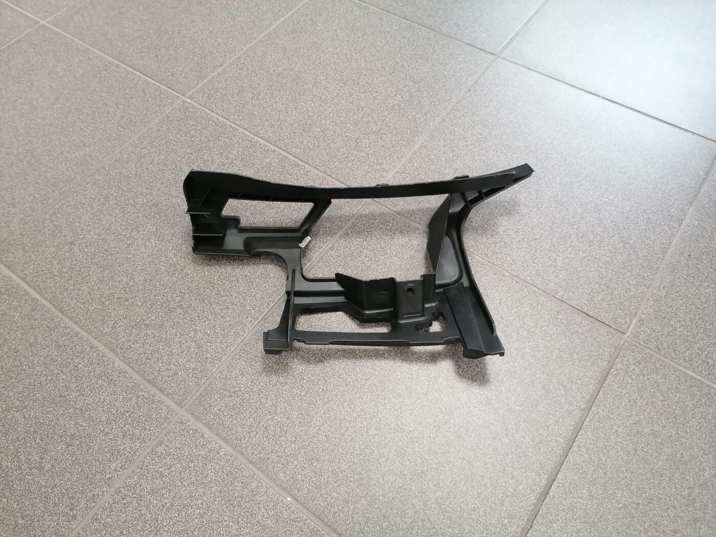 Priekšējā spārna un bufera stiprinājums priekš VW GOLF 2008-2013 3 Priekšējā spārna un bufera stiprinājums priekš VW GOLF 2008-2013