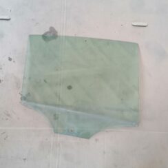 Aizmugurējo labo durvju stikls priekš VW