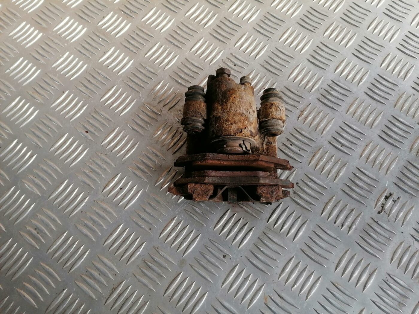 Aizmugurējais kreisais suports priekš CHRYSLER SEBRING 2006