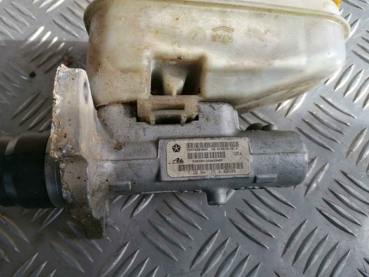 Bremžu pastiprinātāja galvenais cilindrs priekš CHRYSLER SEBRING 2006 2 Bremžu pastiprinātāja galvenais cilindrs priekš CHRYSLER SEBRING 2006