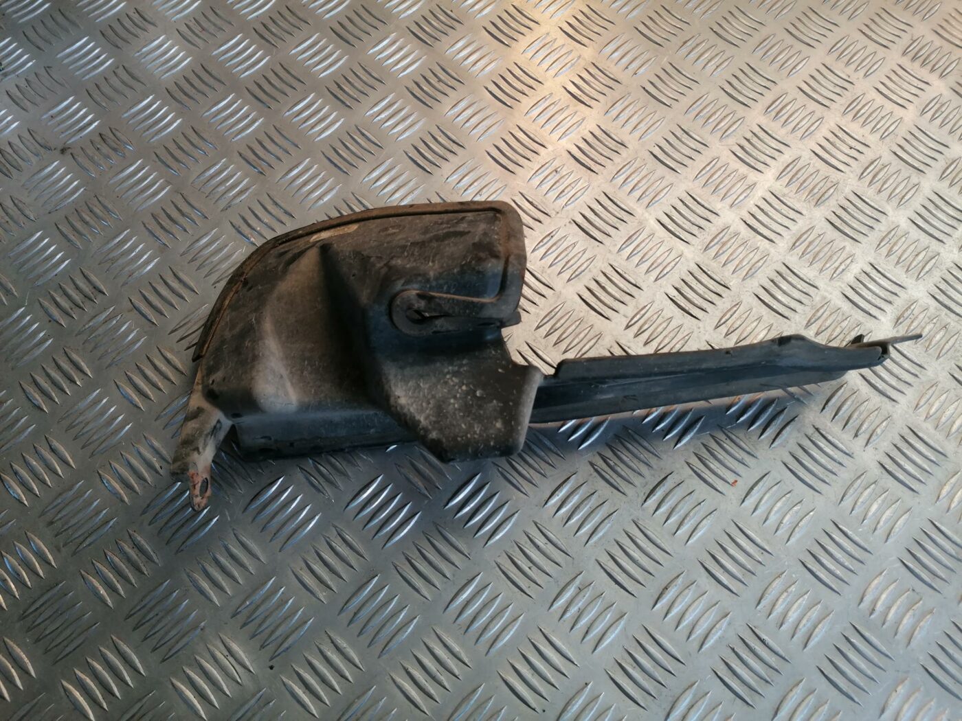 Ieplūdes gaisa deflektors, pa kreisi priekš CHRYSLER SEBRING 2006 1 Ieplūdes gaisa deflektors, pa kreisi priekš CHRYSLER SEBRING 2006