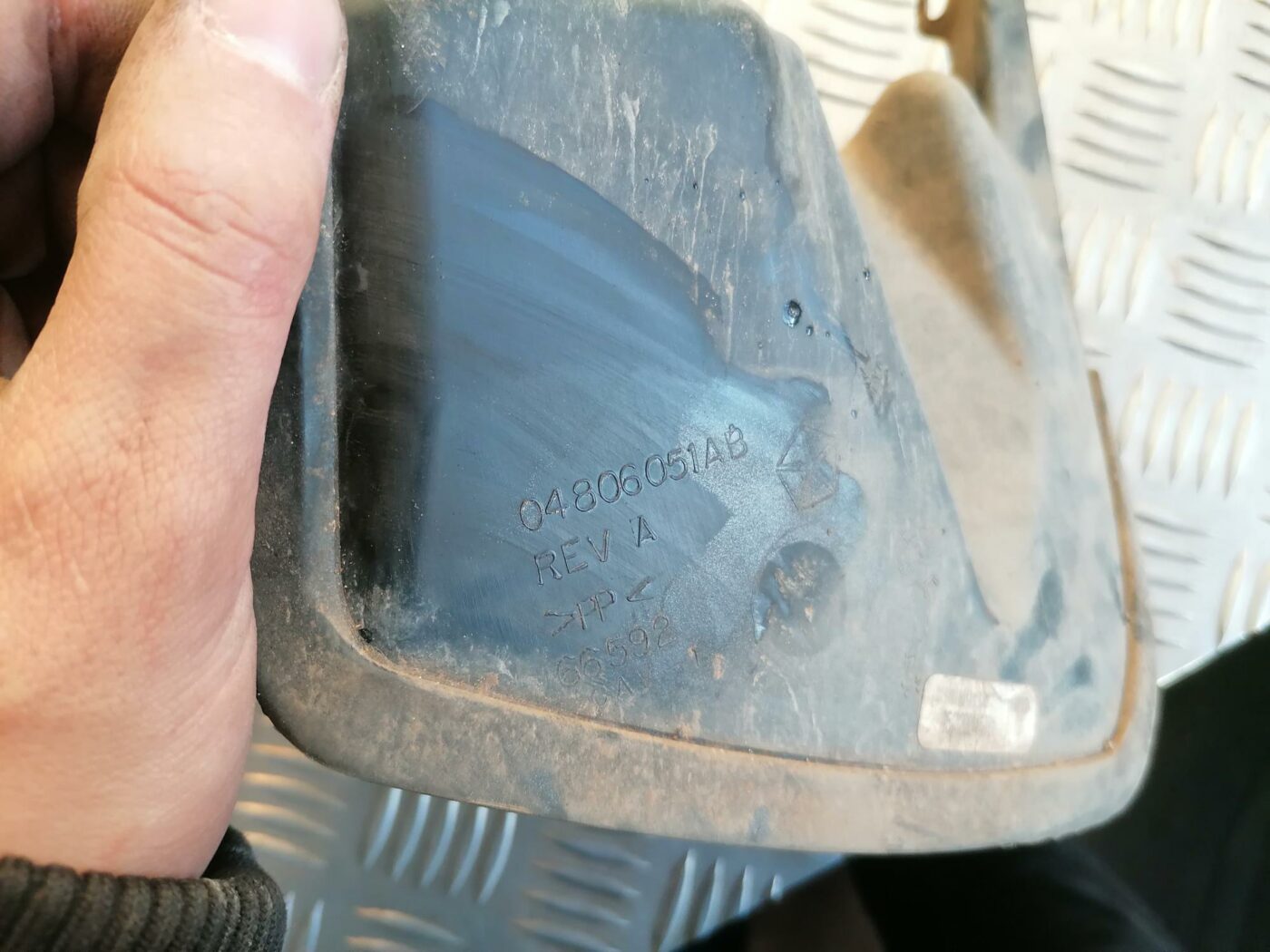 Ieplūdes gaisa deflektors, pa kreisi priekš CHRYSLER SEBRING 2006 3 Ieplūdes gaisa deflektors, pa kreisi priekš CHRYSLER SEBRING 2006