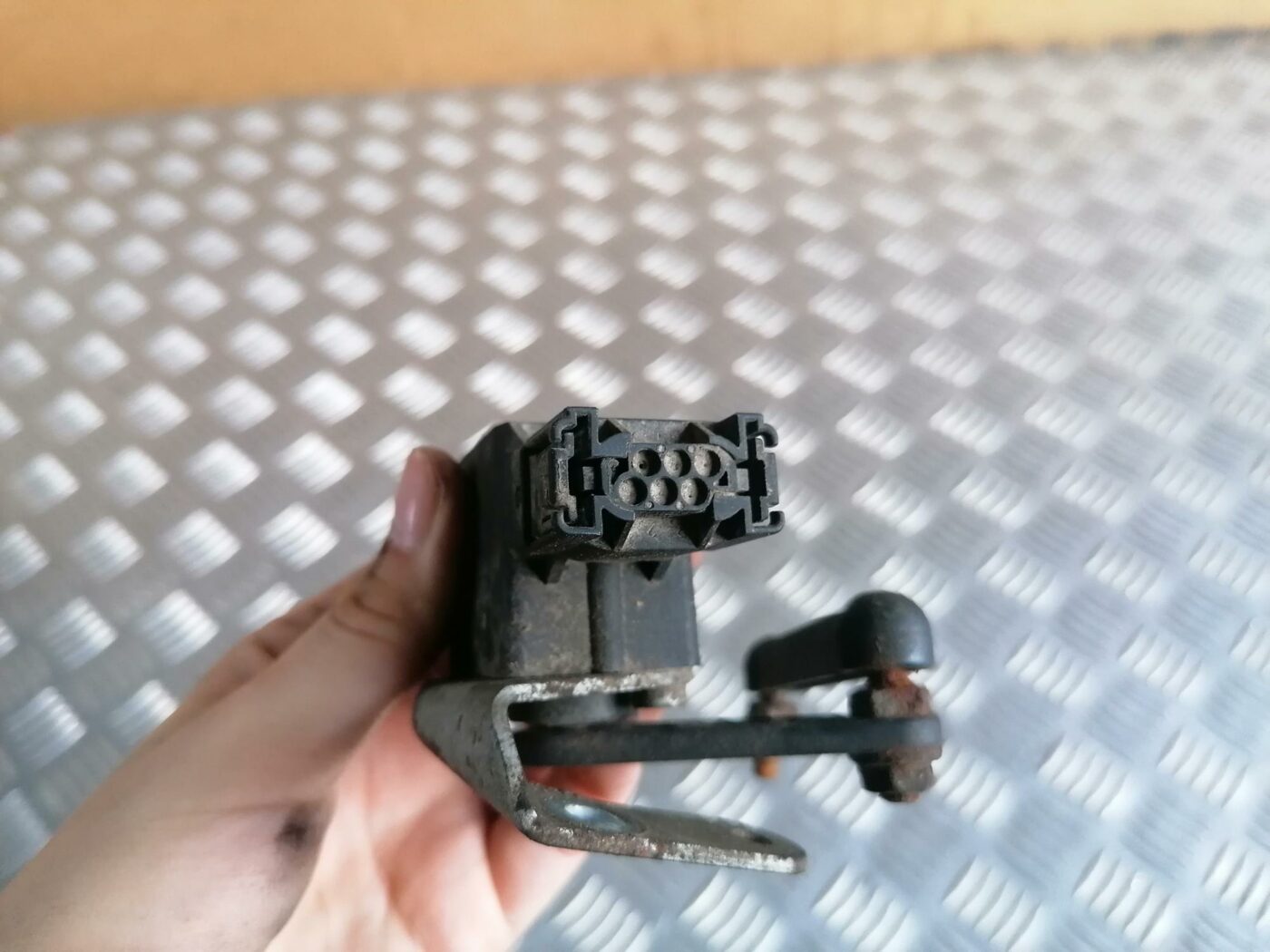 Lukturu diapazona korekcijas sensors, aizmugurē priekš BMW 530D E39 2001 TOURING 3 Lukturu diapazona korekcijas sensors, aizmugurē priekš BMW 530D E39 2001 TOURING