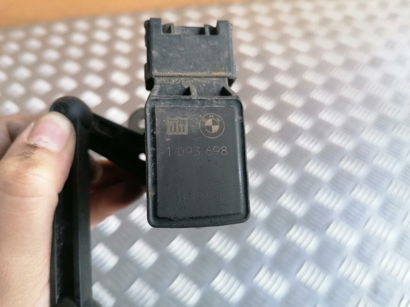 Lukturu diapazona korekcijas sensors, aizmugurē priekš BMW 530D E39 2001 TOURING 4 Lukturu diapazona korekcijas sensors, aizmugurē priekš BMW 530D E39 2001 TOURING