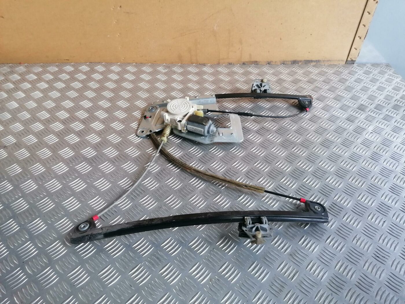 Stikla pacelšanas mehānisms priekšējais labais priekš BMW 530D E39 2001 TOURING 1 Stikla pacelšanas mehānisms priekšējais labais priekš BMW 530D E39 2001 TOURING