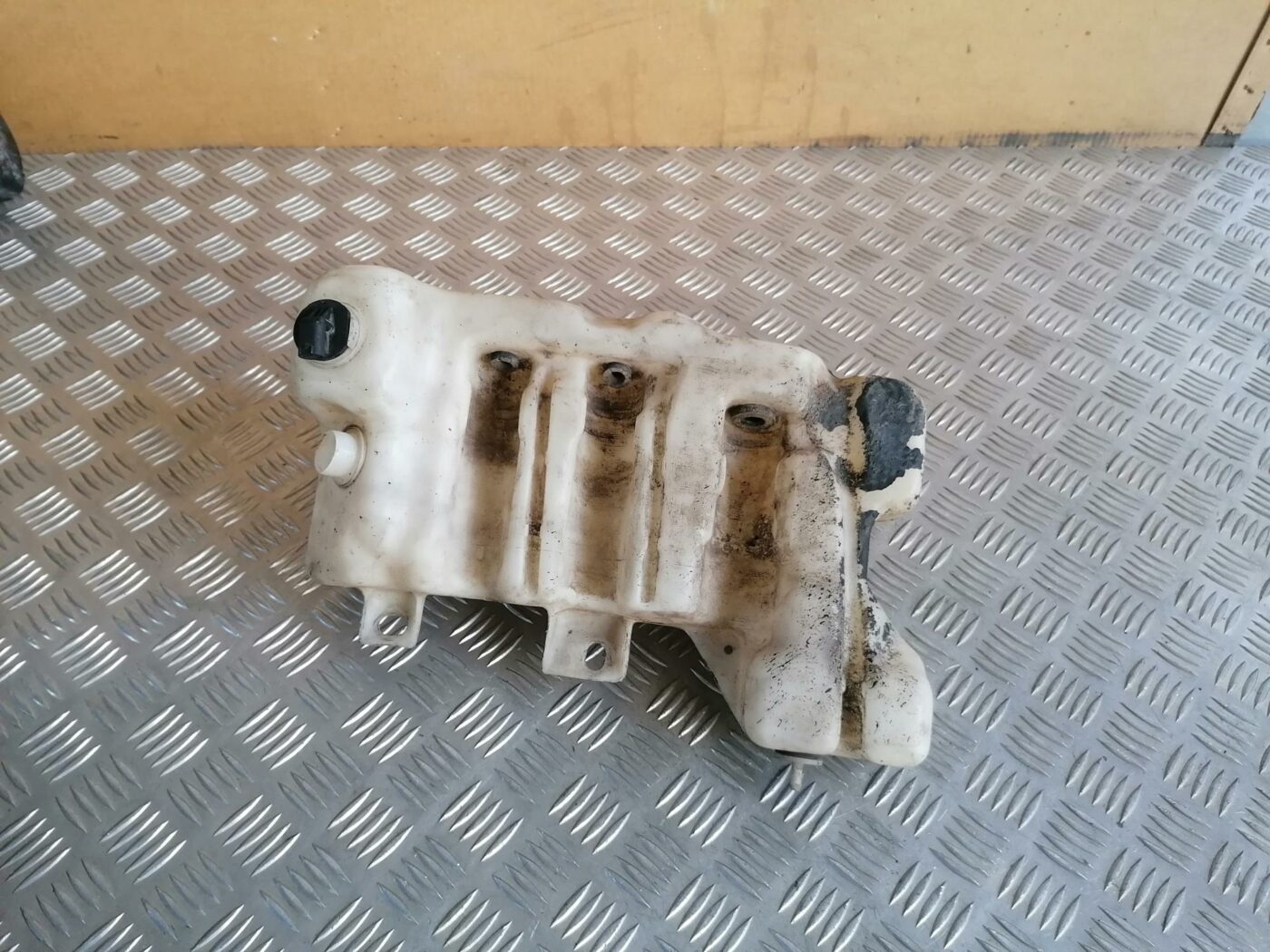 Mazgātāja šķidruma tvertne priekš BMW 530D E39 2001 TOURING 1 Mazgātāja šķidruma tvertne priekš BMW 530D E39 2001 TOURING