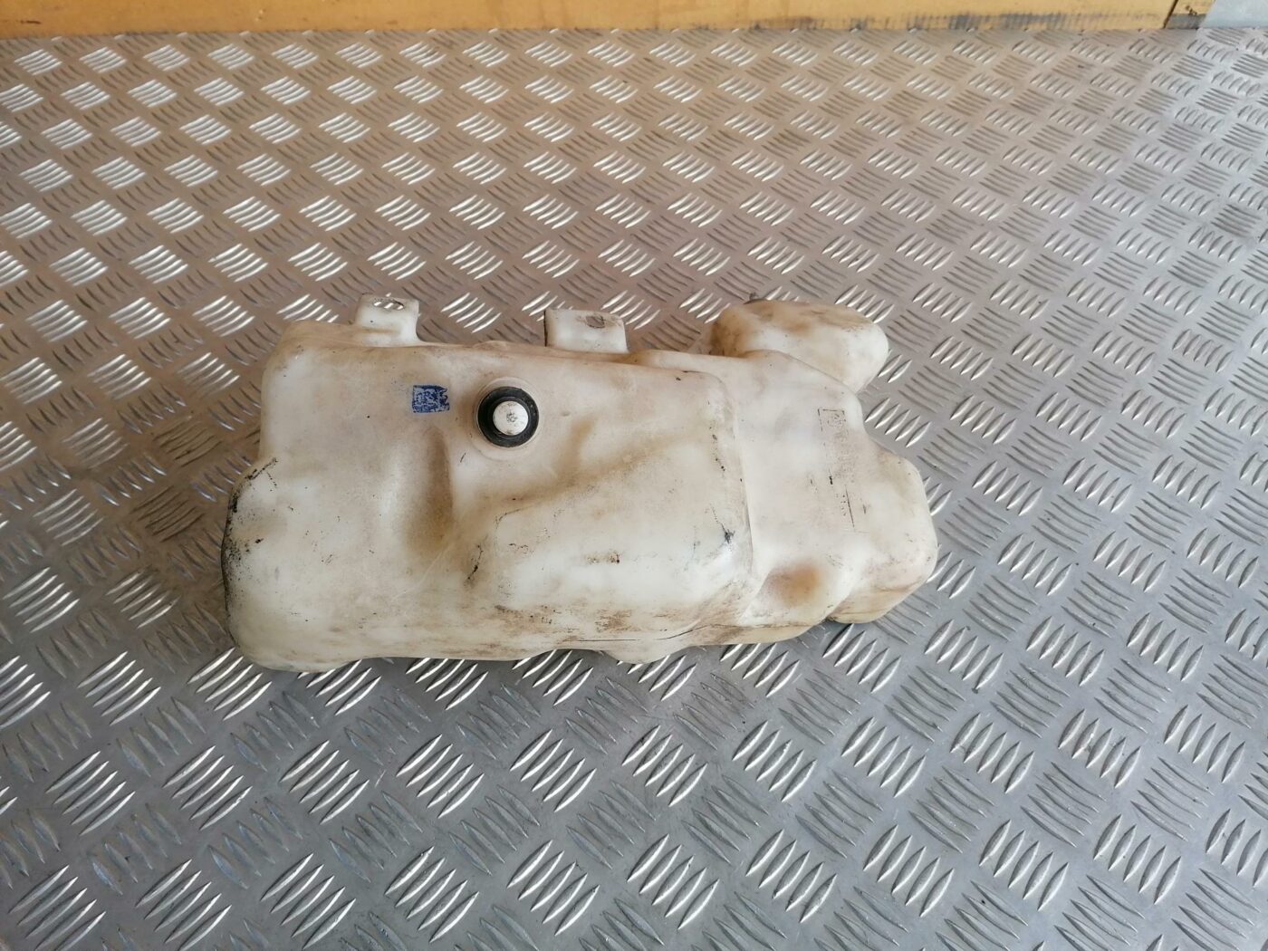 Mazgātāja šķidruma tvertne priekš BMW 530D E39 2001 TOURING 2 Mazgātāja šķidruma tvertne priekš BMW 530D E39 2001 TOURING