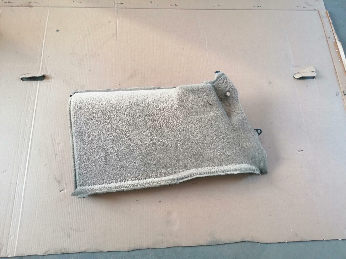 Bagāžnieka nodalījuma sānu apdare priekš BMW 530D E39 2001 TOURING 1 Bagāžnieka nodalījuma sānu apdare priekš BMW 530D E39 2001 TOURING