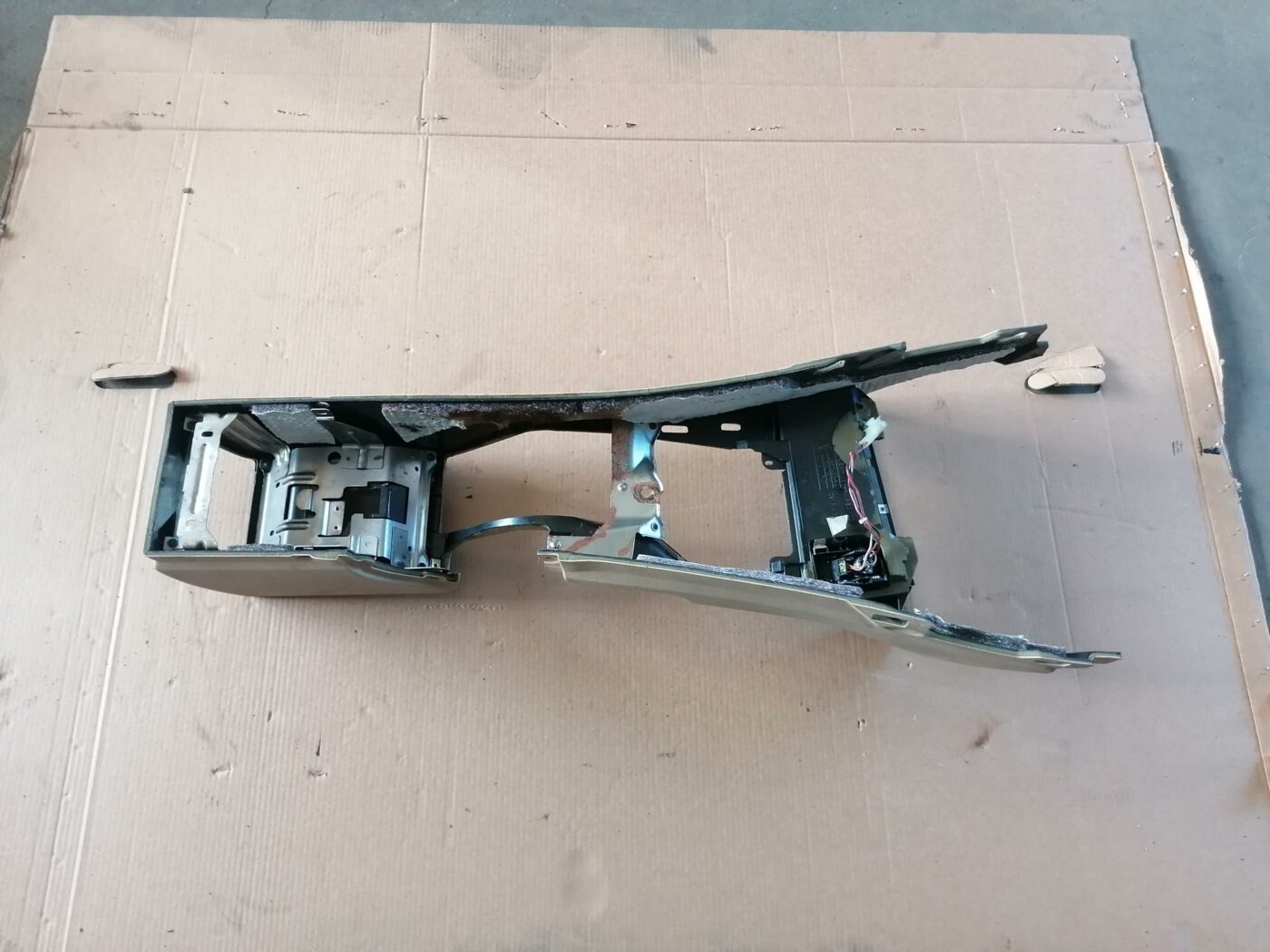 Centrālās konsoles apdares lielākā daļa priekš BMW 530D E39 2001 TOURING 2 Centrālās konsoles apdares lielākā daļa priekš BMW 530D E39 2001 TOURING