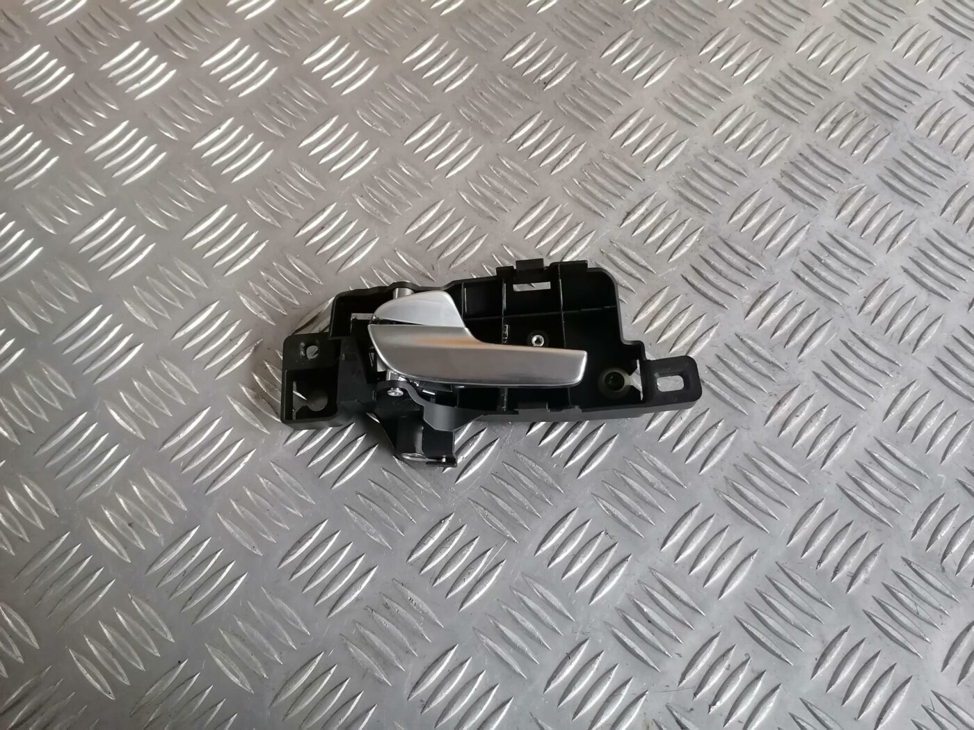 Salona durvju rokturis, aizmugures kreisais priekš FORD MONDEO 2007 1 Salona durvju rokturis, aizmugures kreisais priekš FORD MONDEO 2007