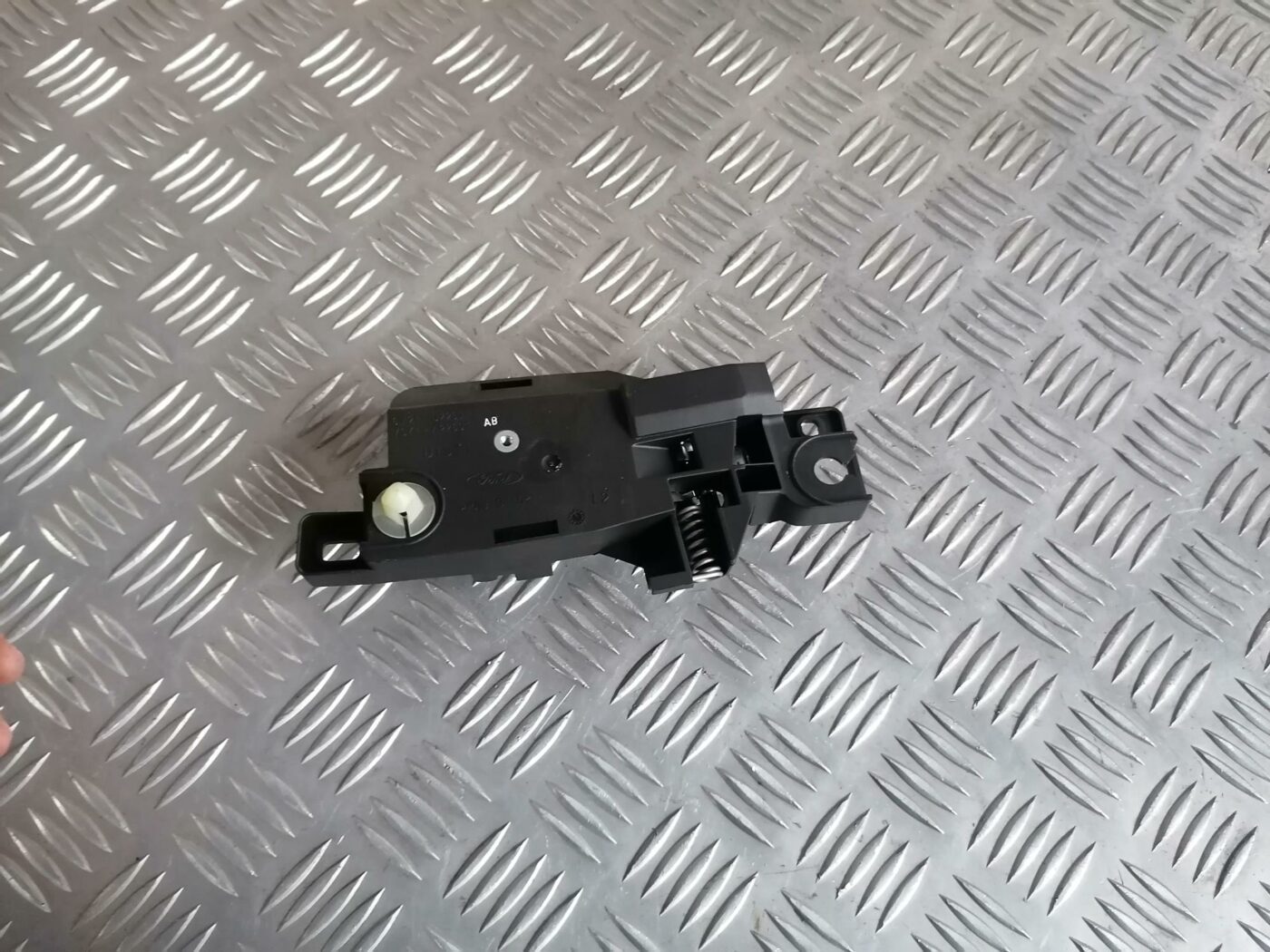 Salona durvju rokturis, aizmugures kreisais priekš FORD MONDEO 2007 2 Salona durvju rokturis, aizmugures kreisais priekš FORD MONDEO 2007