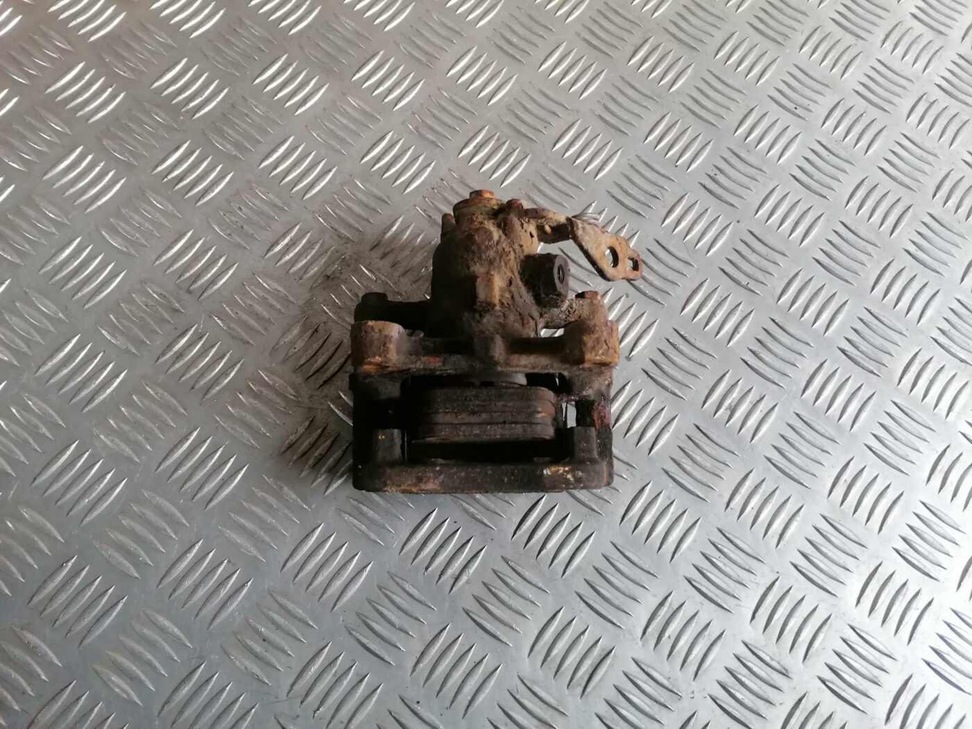 Aizmugurējais kreisais suports priekš FORD MONDEO 2007 2 Aizmugurējais kreisais suports priekš FORD MONDEO 2007