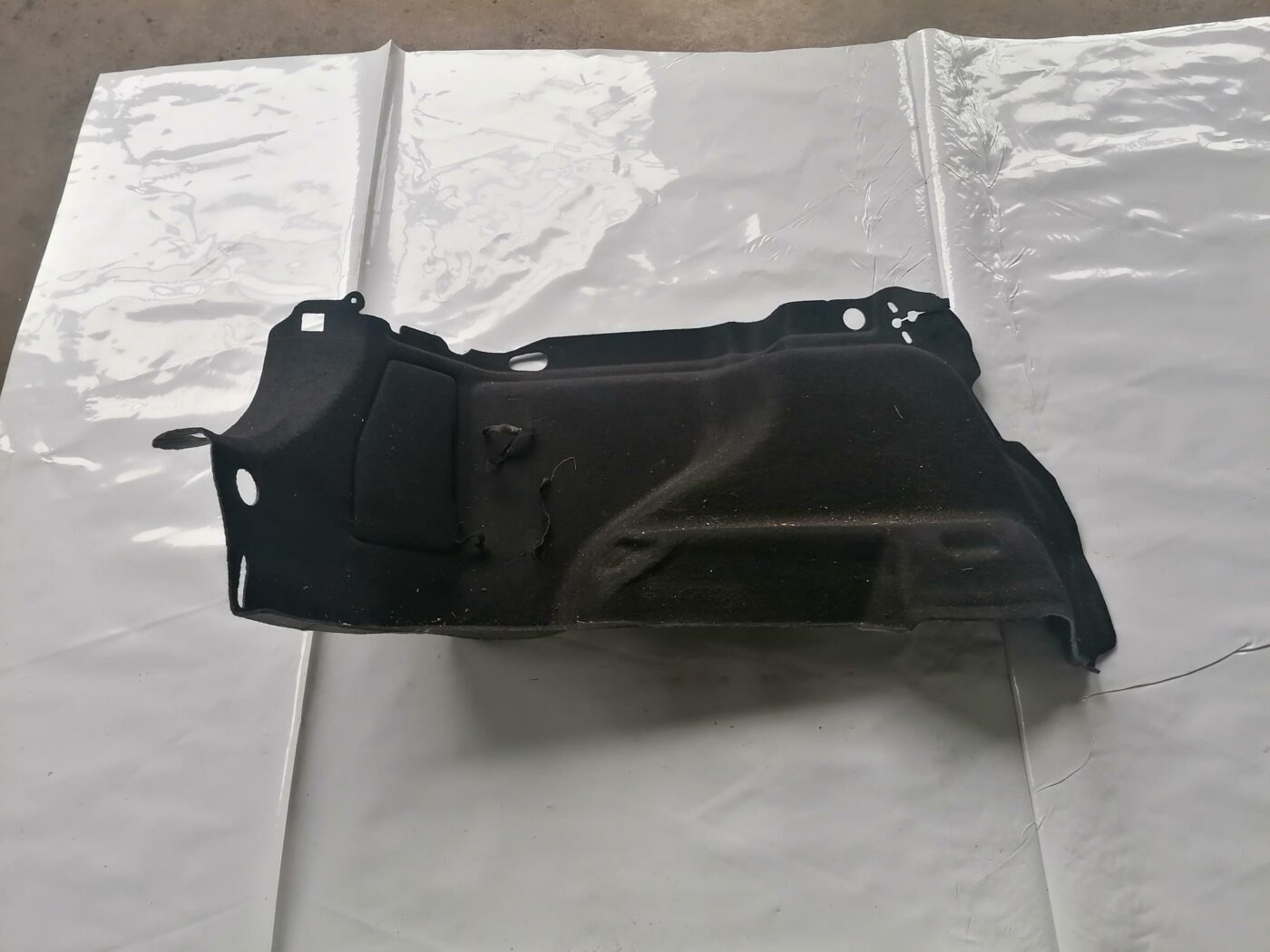 Bagāžnieka nodalījuma sānu apdare priekš FORD MONDEO 2007