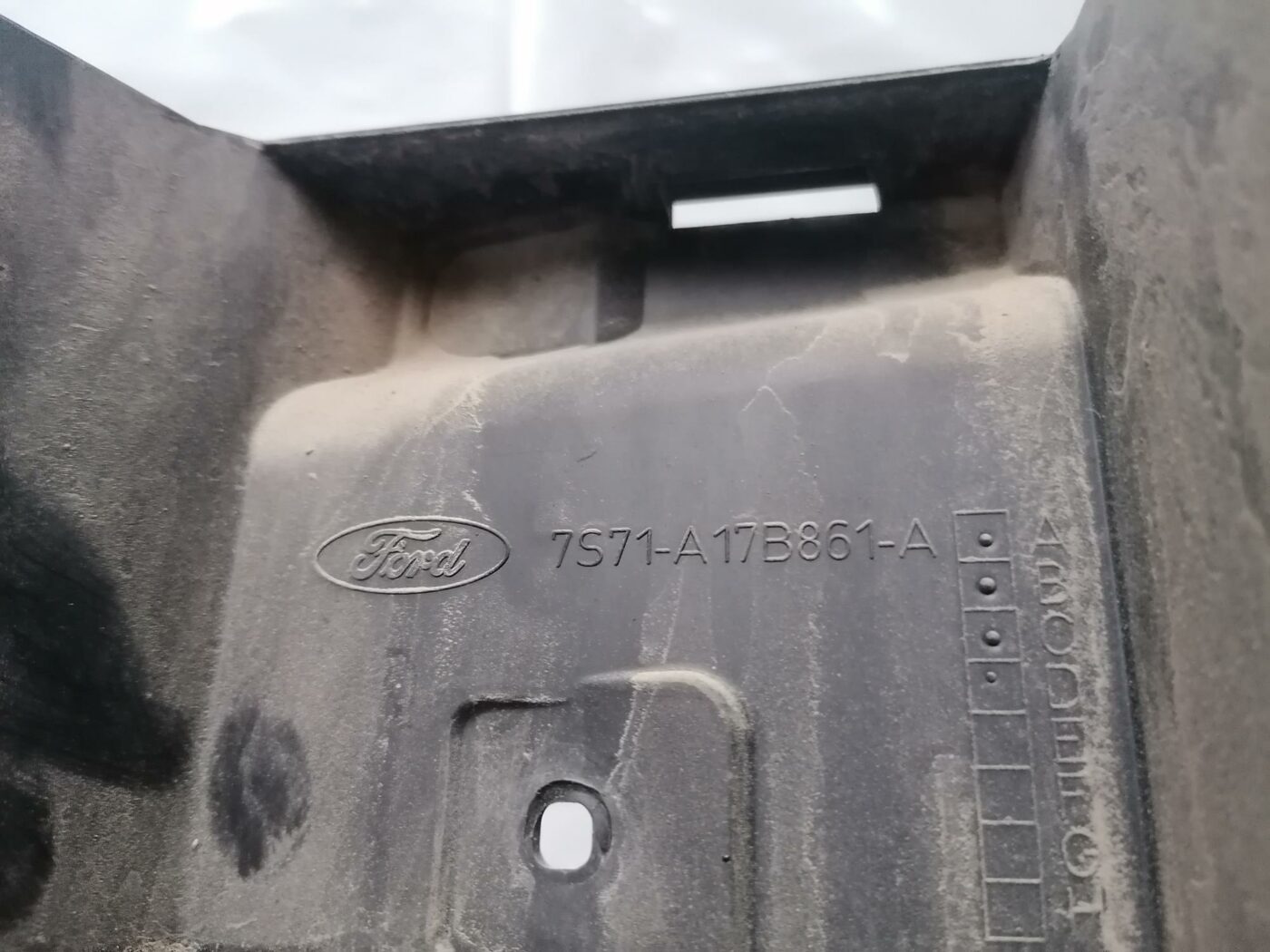 Aizmugurējā spārna un bufera stiprinājums priekš FORD MONDEO 2007