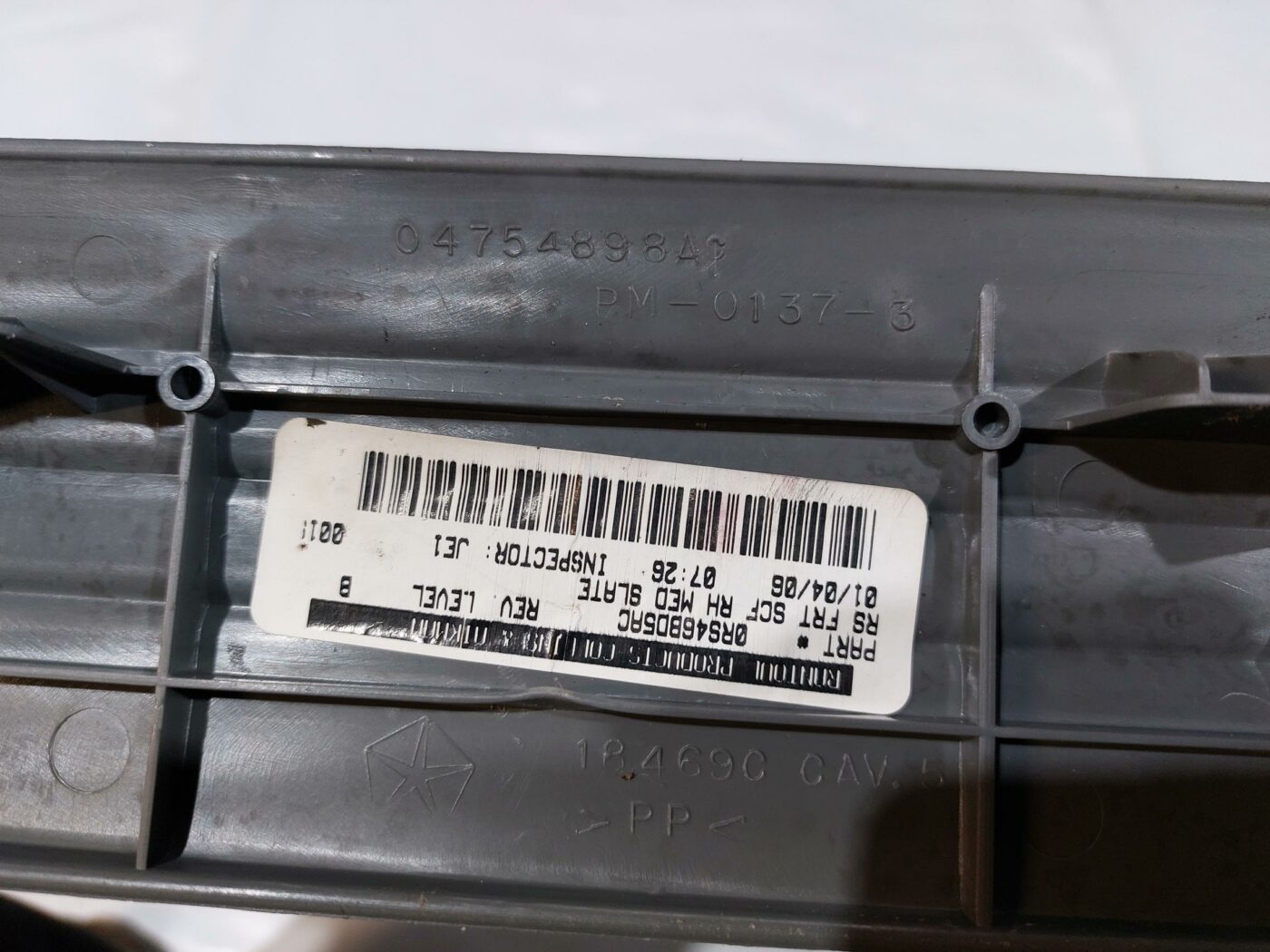 Sliekšņa priekšēja laba uzlika (salonā) priekš CHRYSLER VOYAGER 2006 3 Sliekšņa priekšēja laba uzlika (salonā) priekš CHRYSLER VOYAGER 2006