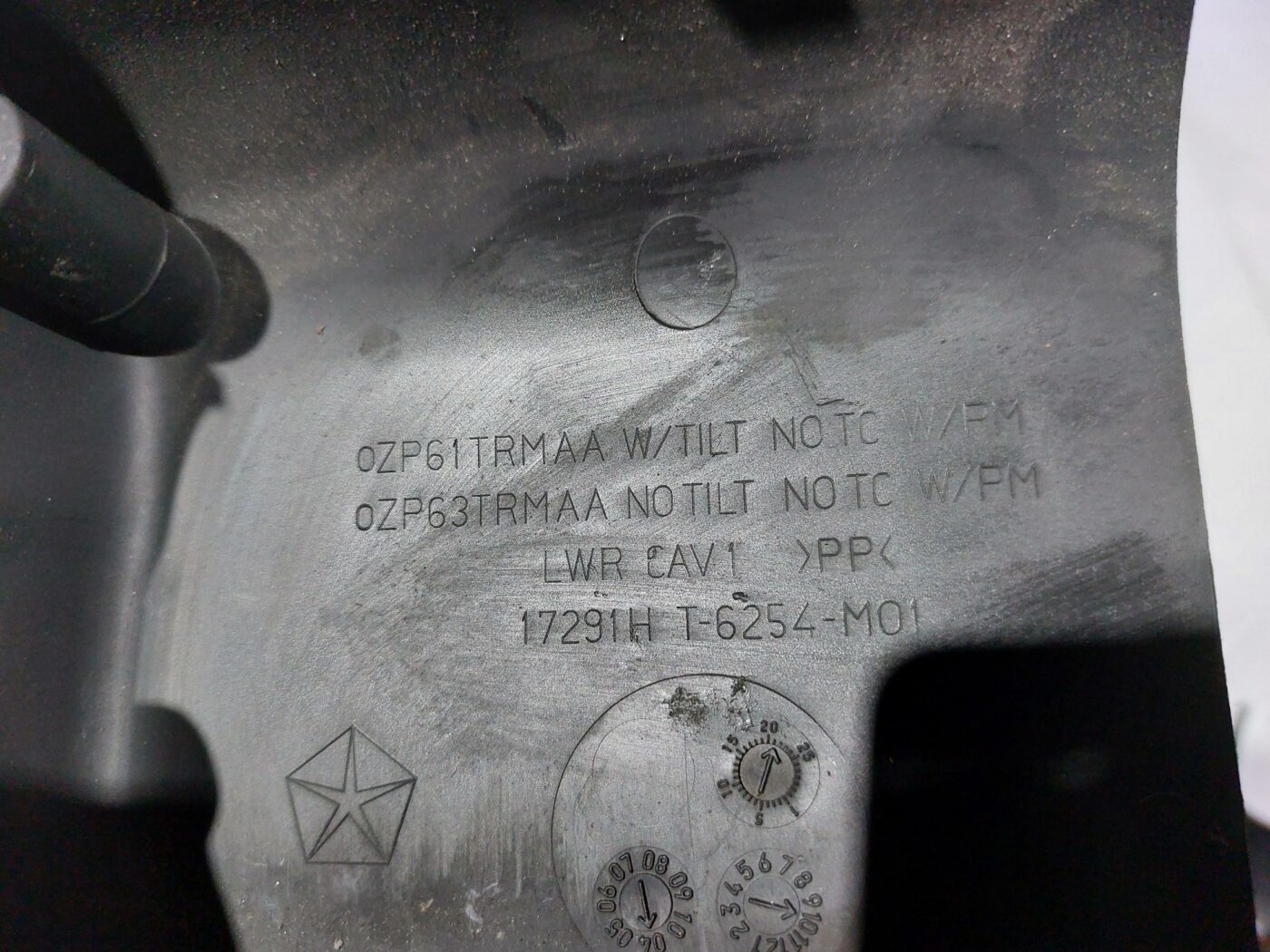 Stūres statnes putekļu aizsargs (salonā) priekš CHRYSLER VOYAGER 2006