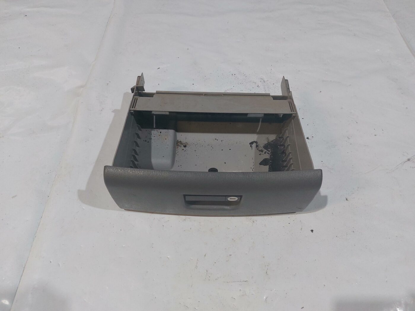 Mantu glabāšanas nodalījums pasažiera pusē priekš CHRYSLER VOYAGER 2006 1 Mantu glabāšanas nodalījums pasažiera pusē priekš CHRYSLER VOYAGER 2006