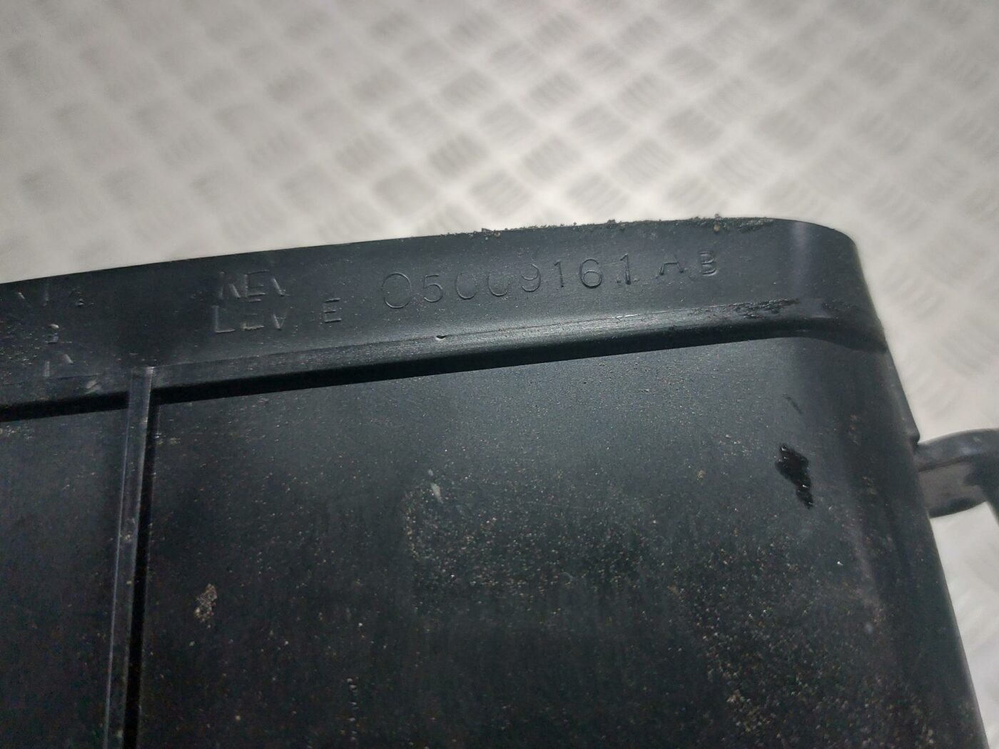 Mantu glabāšanas nodalījums centrā priekš CHRYSLER VOYAGER 2006 3 Mantu glabāšanas nodalījums centrā priekš CHRYSLER VOYAGER 2006