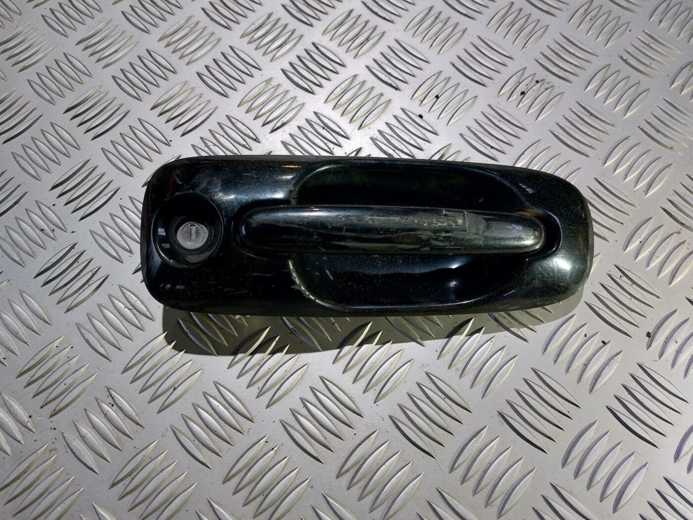 Priekšējāis kreisais durvju rokturis priekš CHRYSLER VOYAGER 2006 1 Priekšējāis kreisais durvju rokturis priekš CHRYSLER VOYAGER 2006