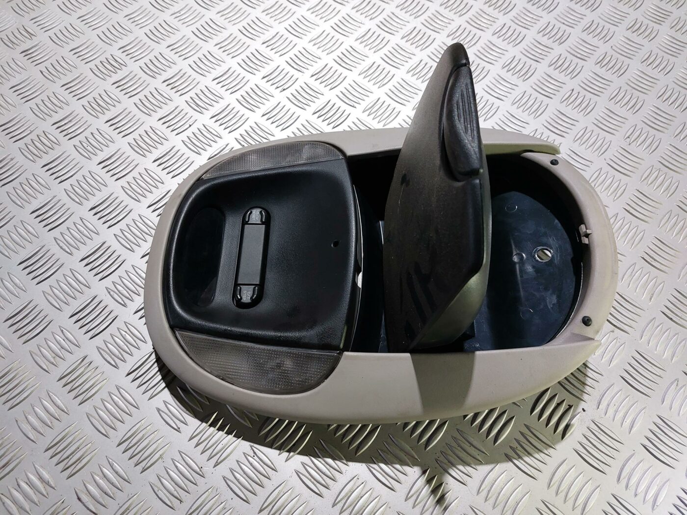 Salona apgaismojuma panelis priekš CHRYSLER VOYAGER 2006 1 Salona apgaismojuma panelis priekš CHRYSLER VOYAGER 2006