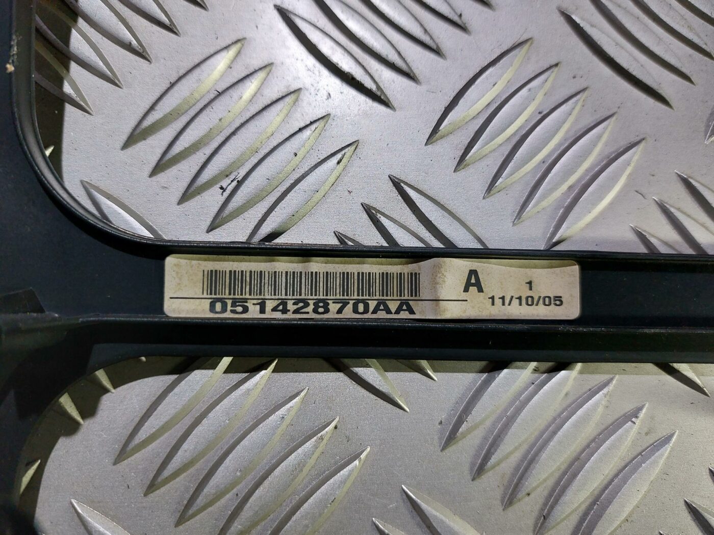 Mērinstrumentu paneļa dekoratīvais rāmis priekš CHRYSLER VOYAGER 2006 3 Mērinstrumentu paneļa dekoratīvais rāmis priekš CHRYSLER VOYAGER 2006