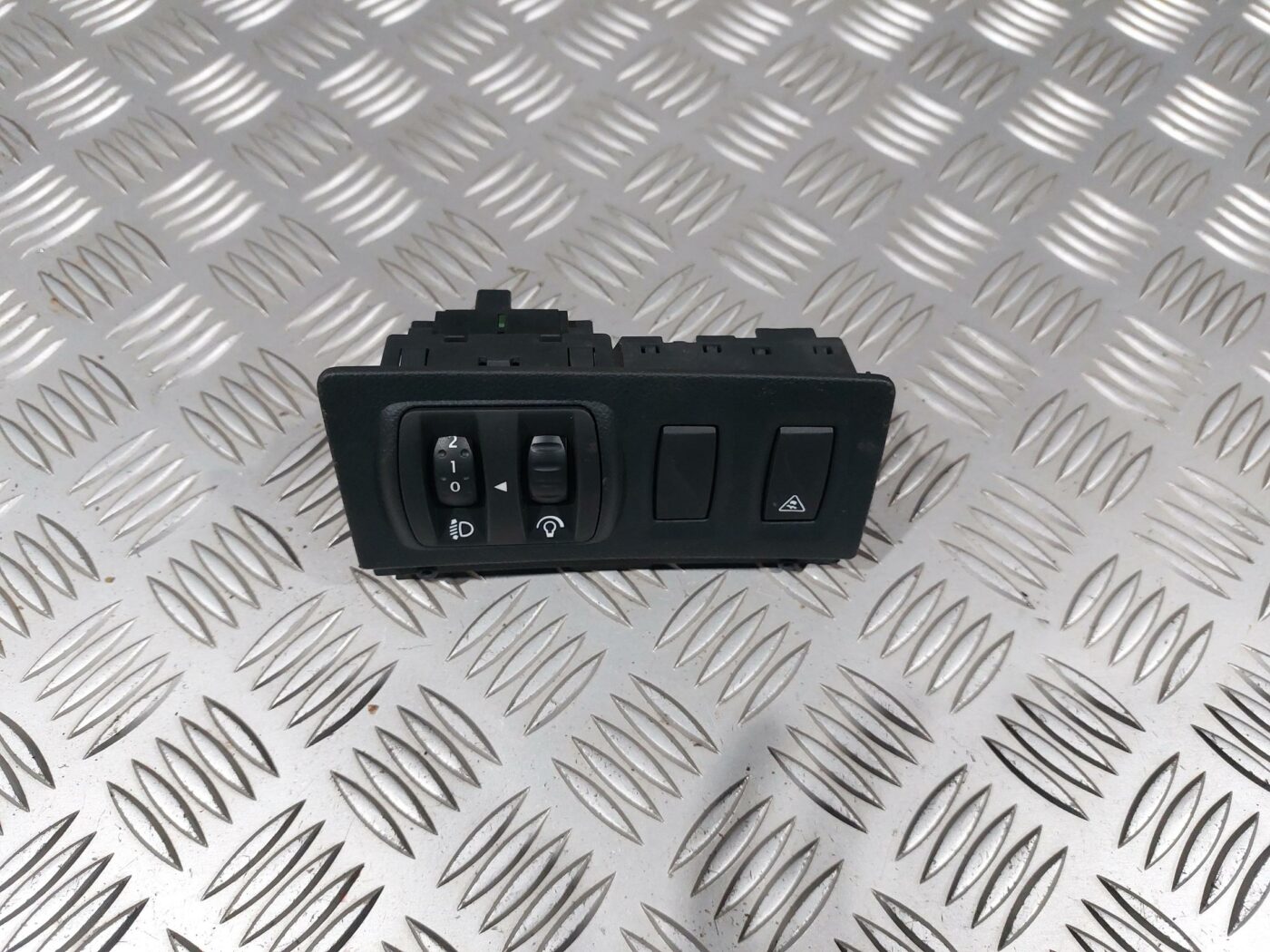 Mērinstrumentu paneļa pārslēgšanas pogas priekš RENAULT LAGUNA 2011 1 Mērinstrumentu paneļa pārslēgšanas pogas priekš RENAULT LAGUNA 2011