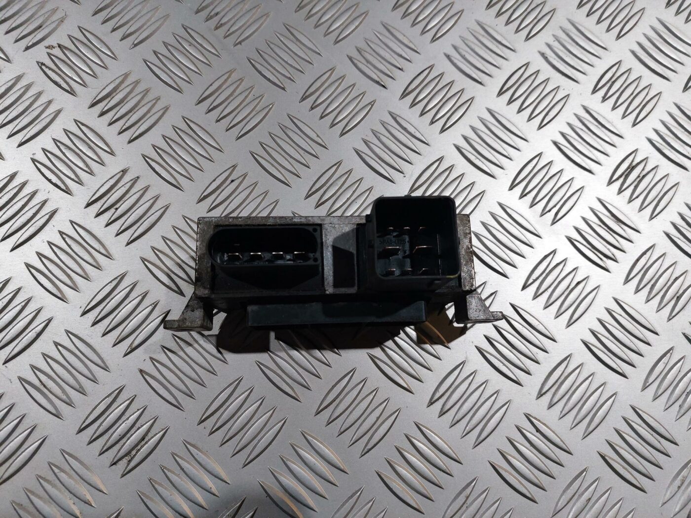 Kvēlsveču releja priekš RENAULT LAGUNA 2011 2 Kvēlsveču releja priekš RENAULT LAGUNA 2011