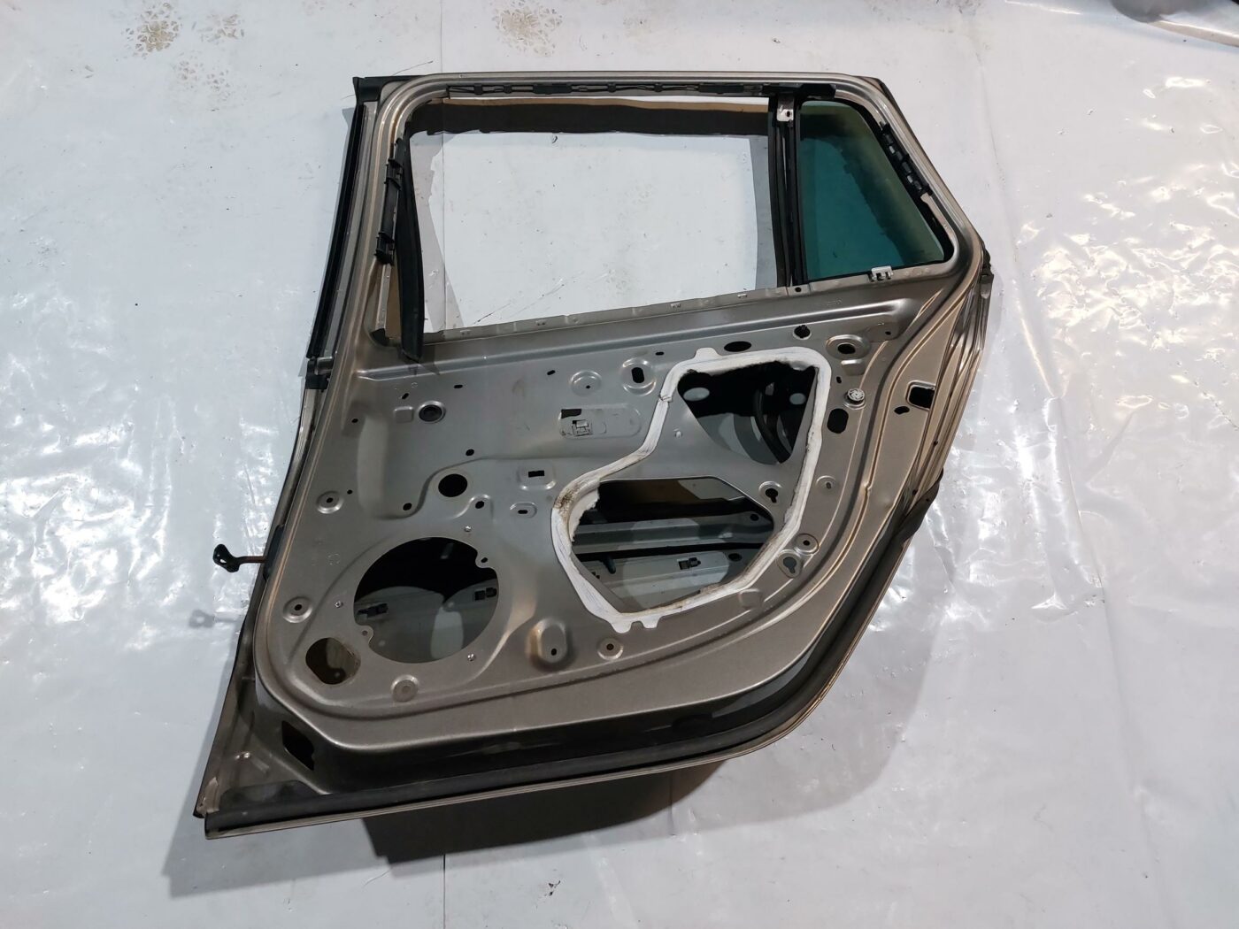 Aizmugurējās labās durvis priekš RENAULT LAGUNA 2011 2 Aizmugurējās labās durvis priekš RENAULT LAGUNA 2011