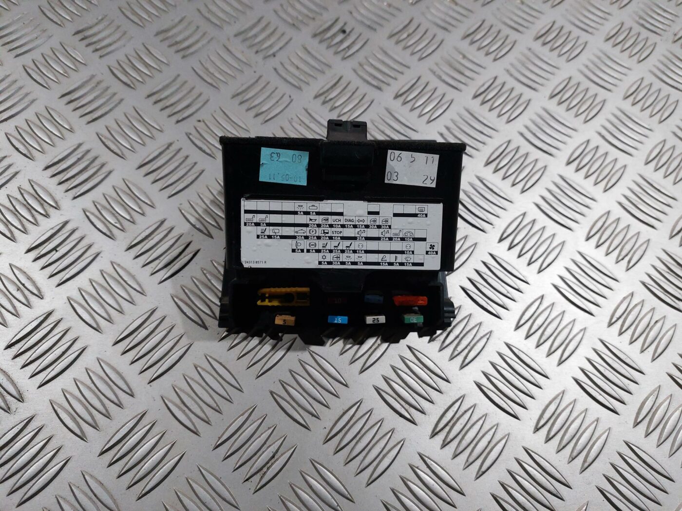 Mērinstrumentu paneļa apakšēja apdare priekš RENAULT LAGUNA 2011 2 Mērinstrumentu paneļa apakšēja apdare priekš RENAULT LAGUNA 2011