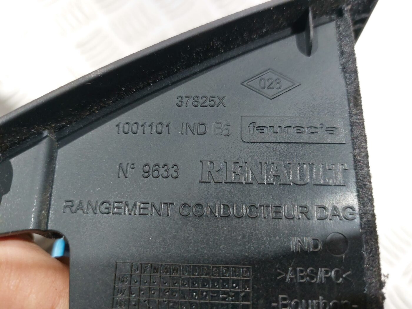 Mērinstrumentu paneļa apakšēja apdare priekš RENAULT LAGUNA 2011 3 Mērinstrumentu paneļa apakšēja apdare priekš RENAULT LAGUNA 2011