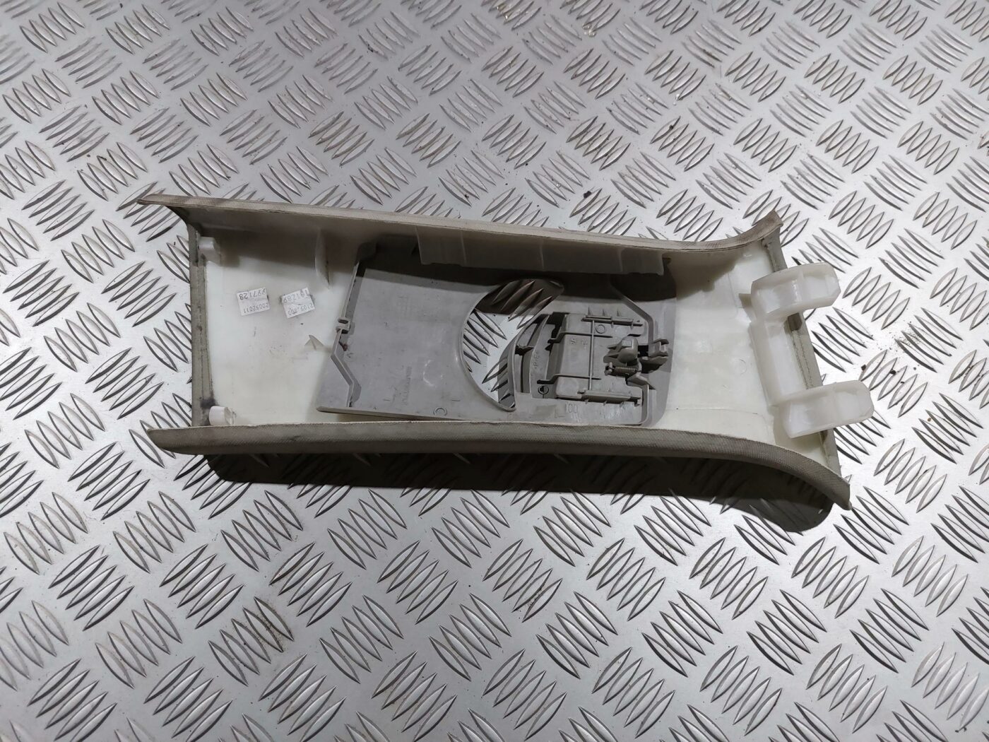 Vidējas salona statnes apdare priekš RENAULT LAGUNA 2011 2 Vidējas salona statnes apdare priekš RENAULT LAGUNA 2011